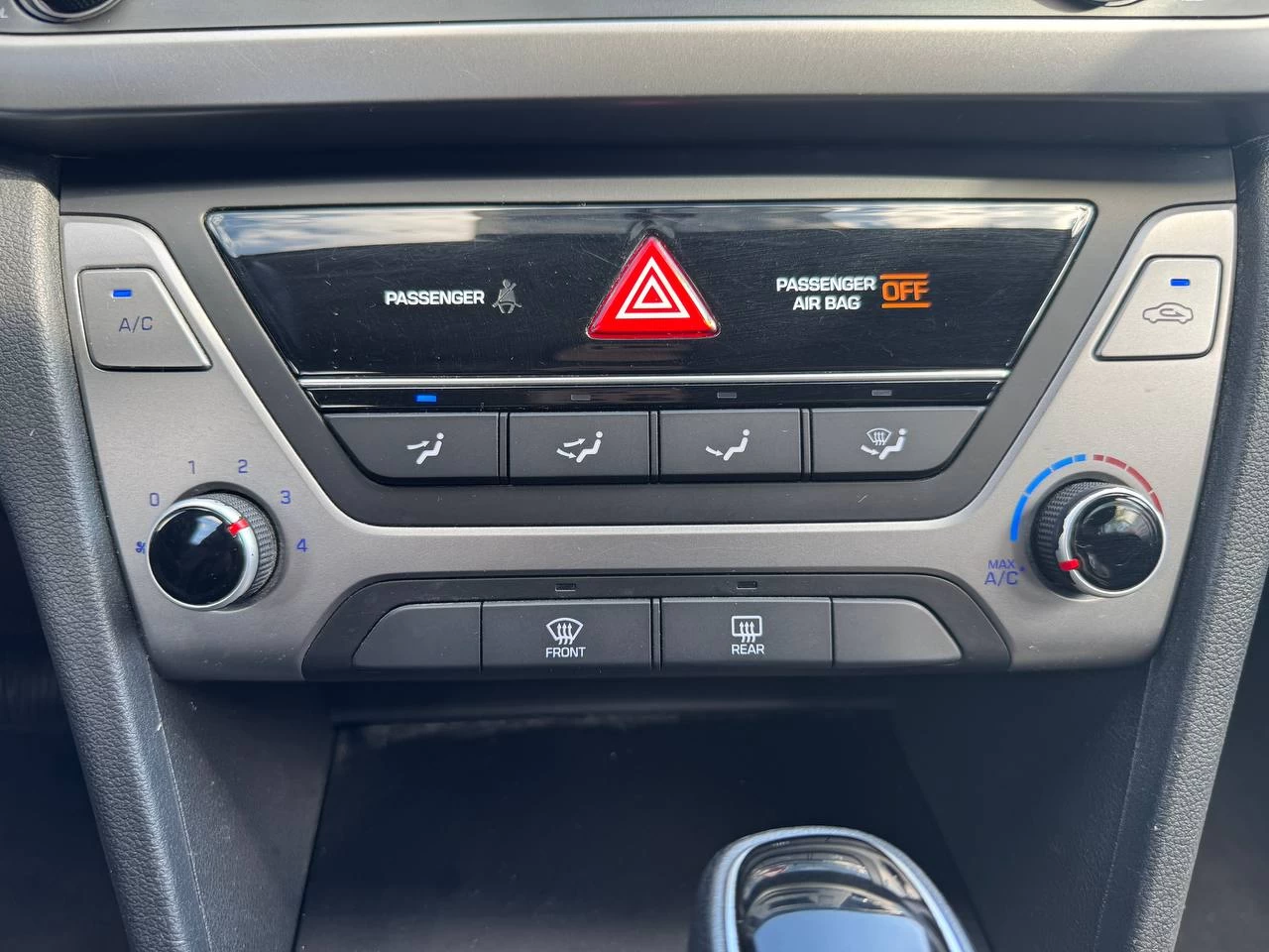 2017 Hyundai Elantra LE **SIÈGES CHAUFFANTS**BLUETOOTH**SELECTEUR DE MODES DE CONDUITE**ÉCONOMIQUE** Financement 1Ère, 2e et 3e chance !! 100% ApprouvÉ Image principale