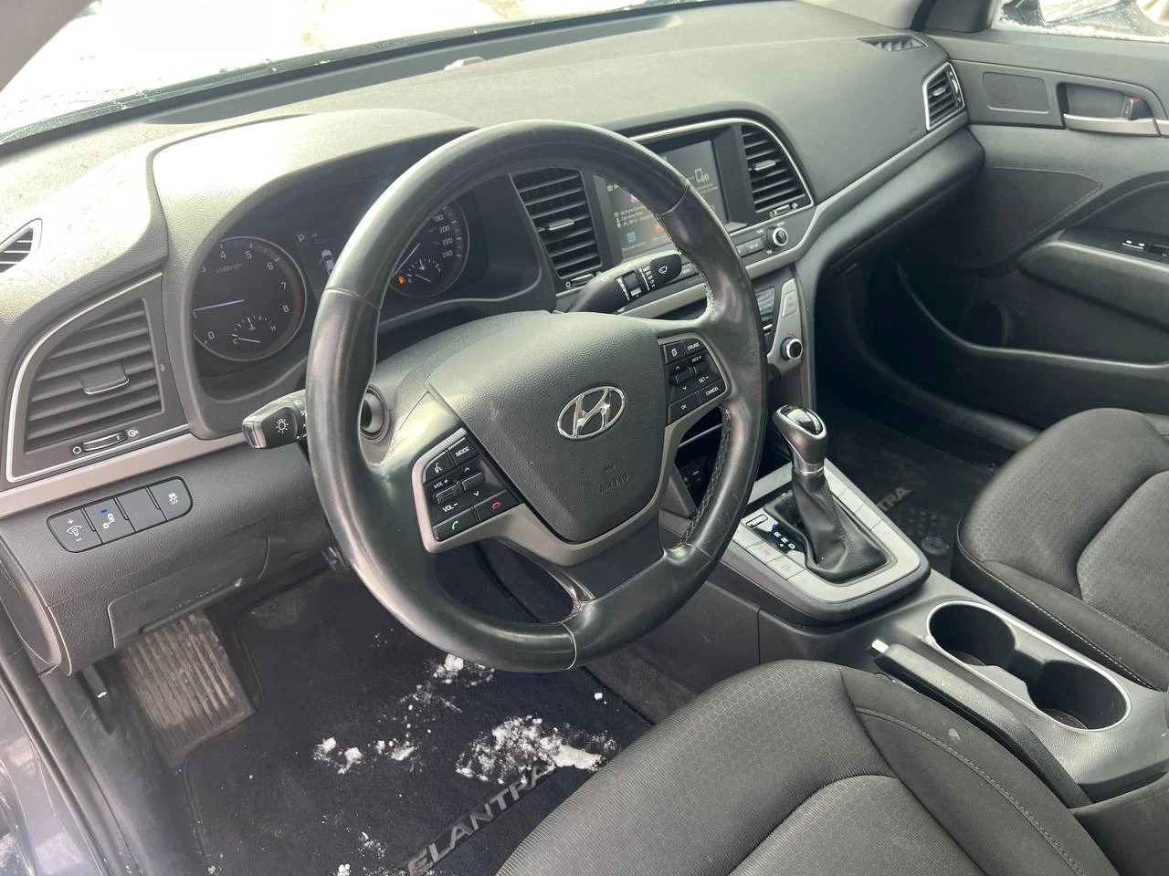 2017 Hyundai Elantra GL**CAR PLAY**CAMERA DE RECULE**SIEGES CHAUFFANTS**VOLANT CHAUFFANTS**ANGLE MORT**MAGS** Image principale