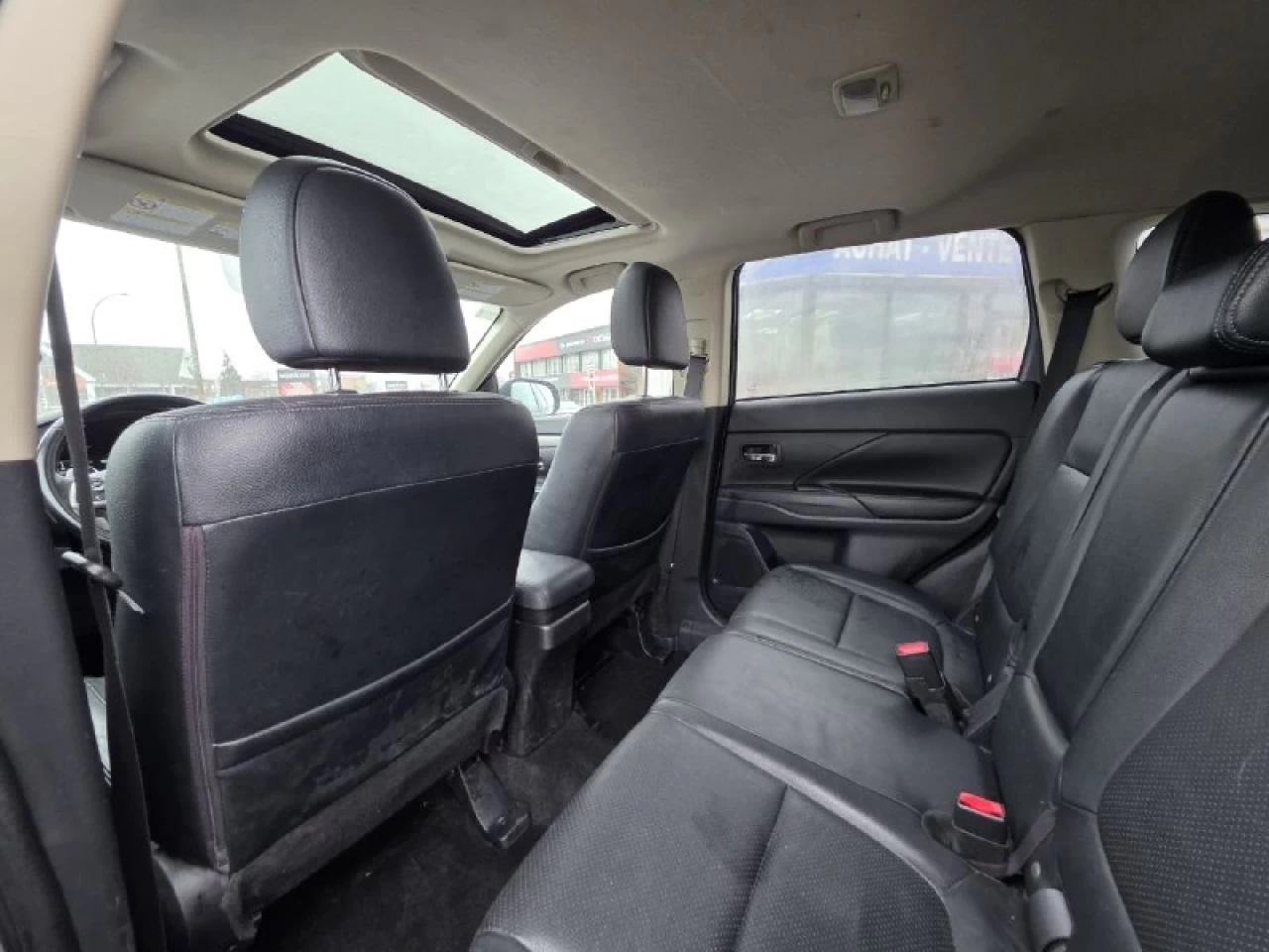 2015 Mitsubishi Outlander **GT**JAMAIS ACCIDENTEE**7 PASSAGERS**CUIR**NAVI**CAMERA DE RECUL**SIEGES CHAIFFANTS**MAGS** Image principale