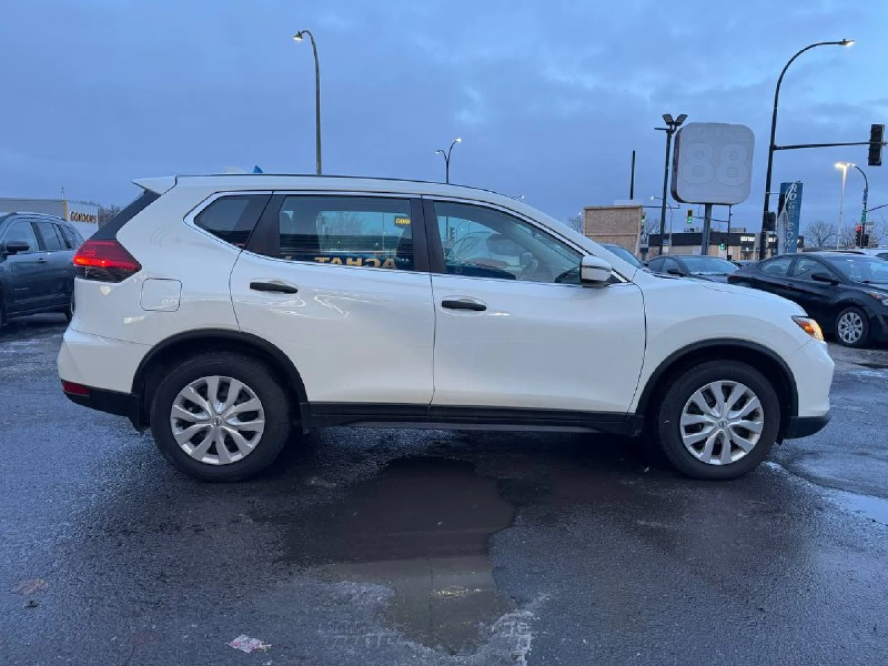 2017 Nissan Rogue SV**Jamais Accidente**CAMERA DE RECULE**SIEGES CHAUFFNATS** Main Image