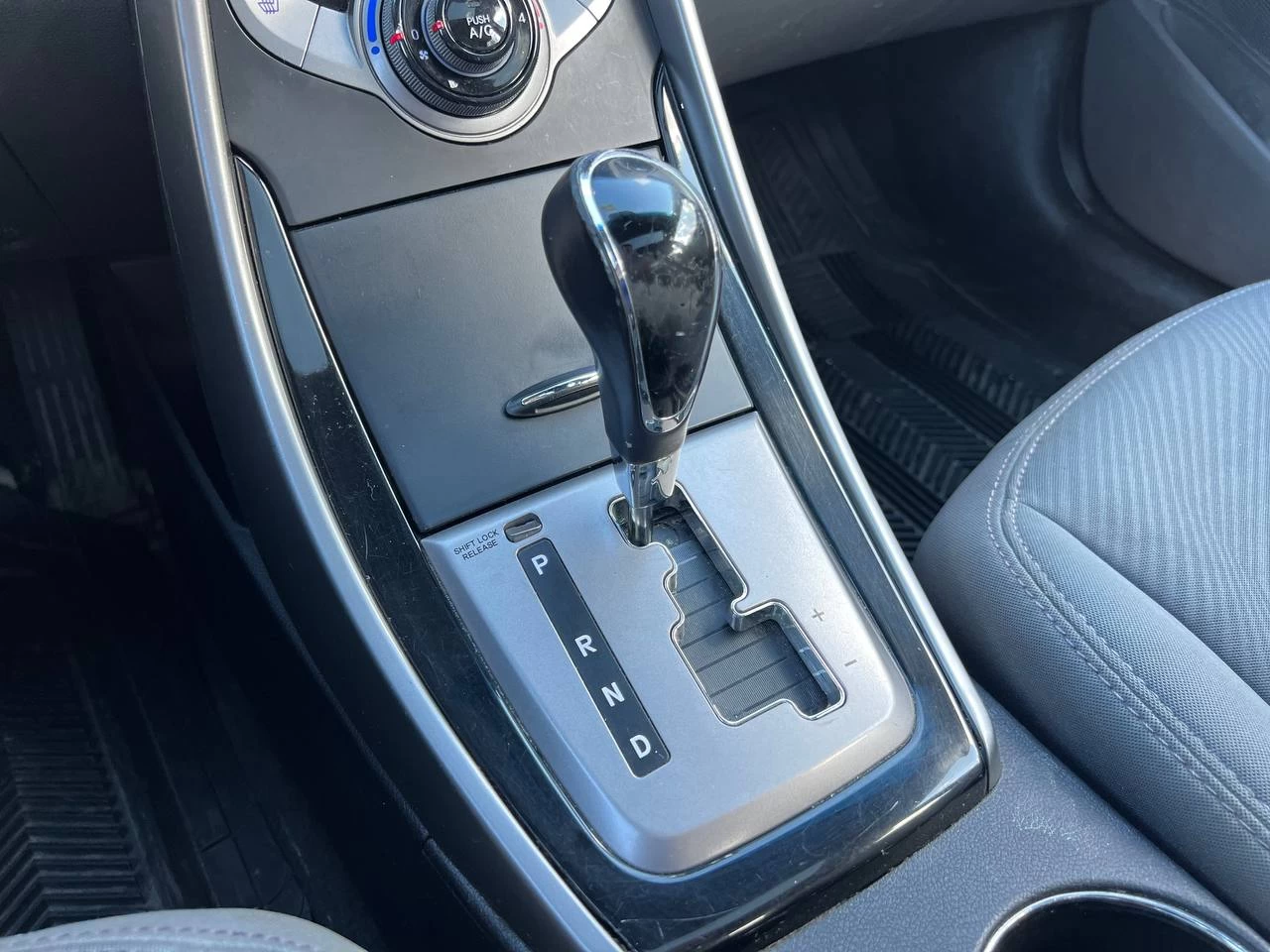 2013 Hyundai Elantra GLS**Toit Ouvrant**SIEGES CHAUFFANTS**SIEGES CHAUFFANTS ARRIERE**MAGS** Image principale
