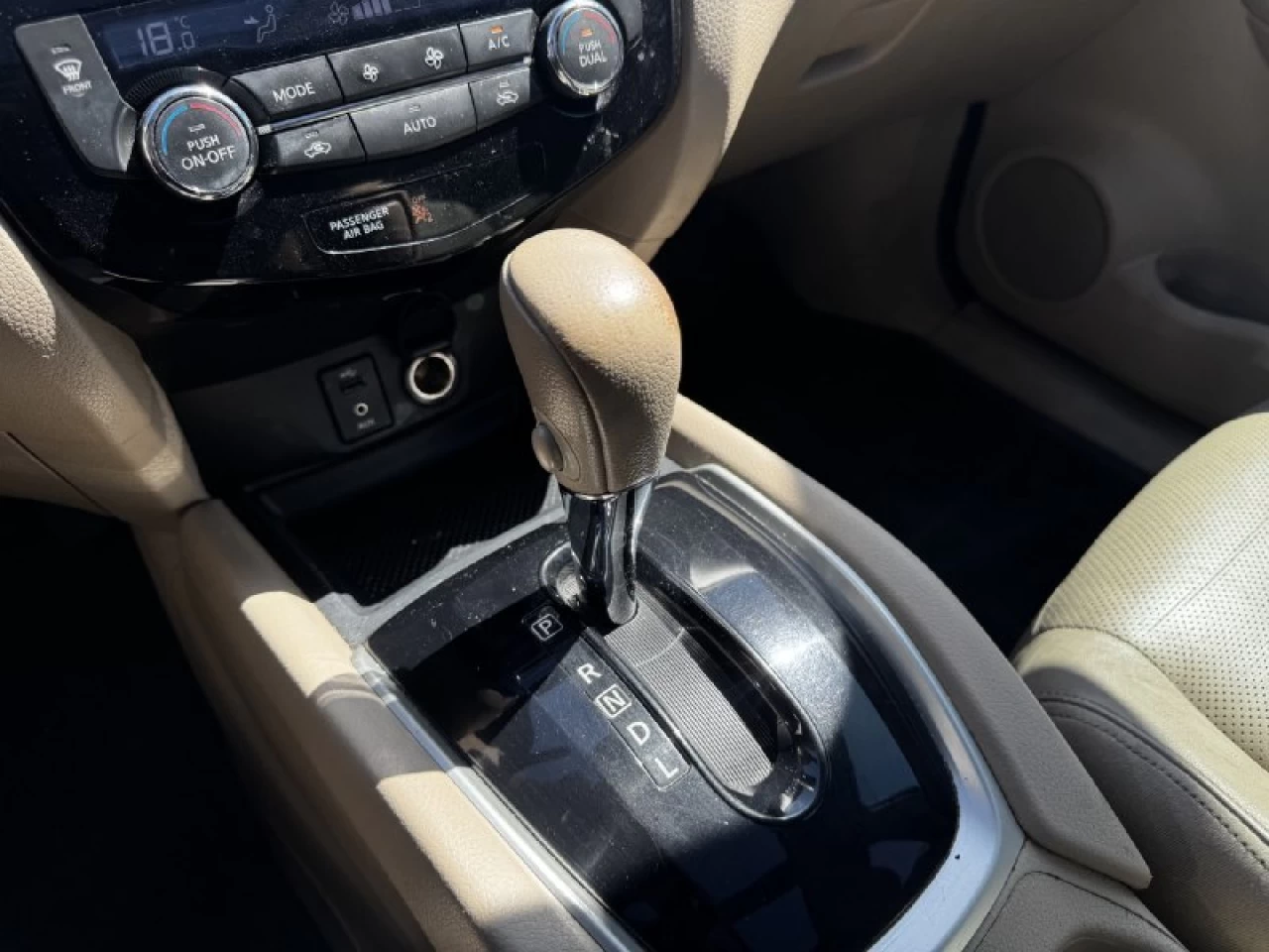 2015 Nissan Rogue SL**AWD**TOIT PANORAMIQUE**CAMERA DE RECULE**SIEGES EN CUIR**NAVIGATION**VOLANT CHAUFFANTS**SIEGES CHAUFFANTS** Image principale