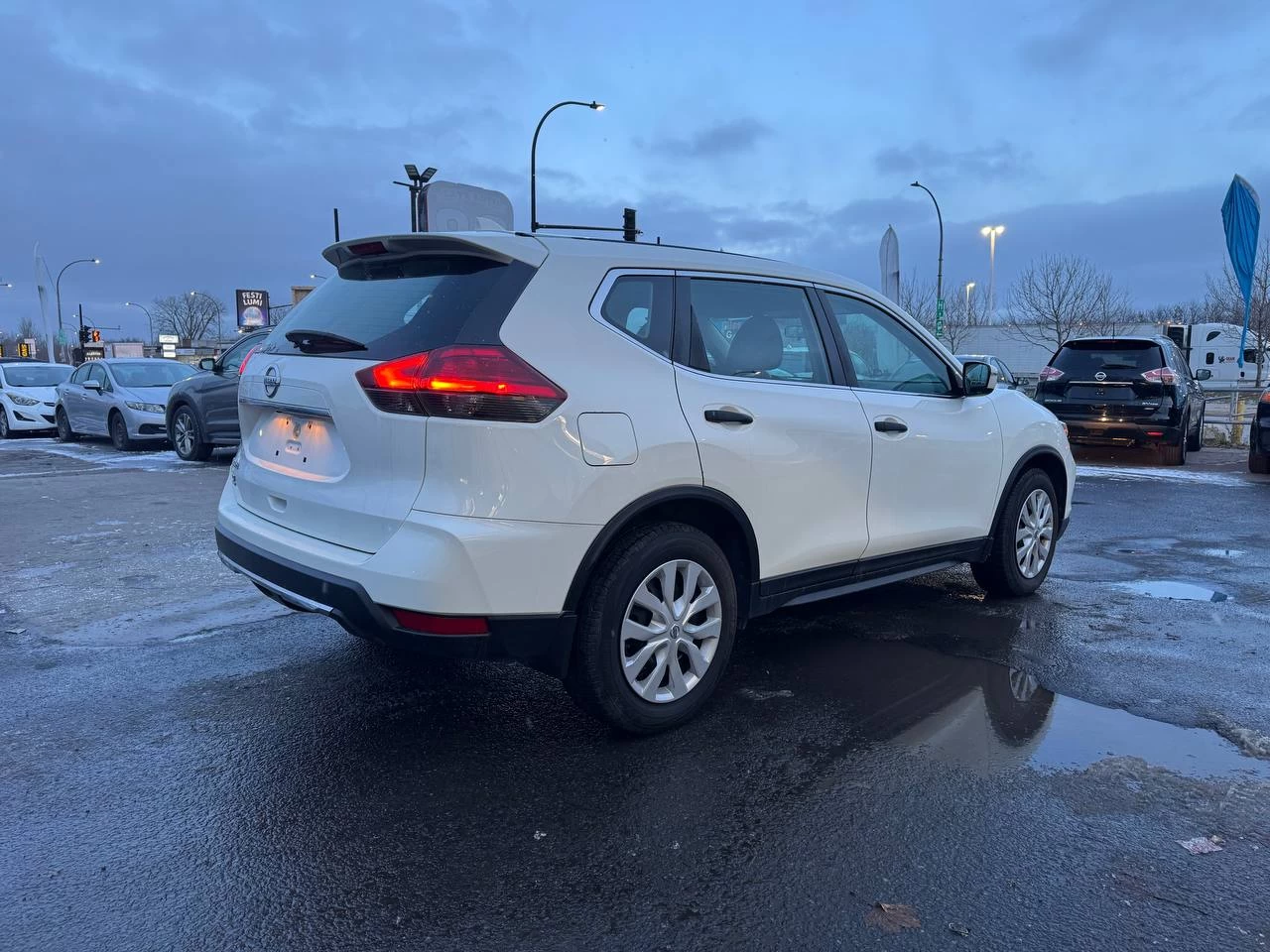 2017 Nissan Rogue SV**Jamais Accidente**CAMERA DE RECULE**SIEGES CHAUFFNATS** Main Image