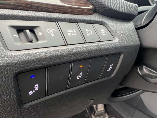 Hyundai Santa Fe Sport SE**AWD**SAAQ CERTIFIEE**TOIT OUVRANT PANORAMIQUE**SIEGE EN CUIR**CAMERA DE RECUL**SIEGES CHAUFFNATS AVANT ET ARRIERE**Volant Chauffant**Alerte d'angle Mort**MAGS** 2017