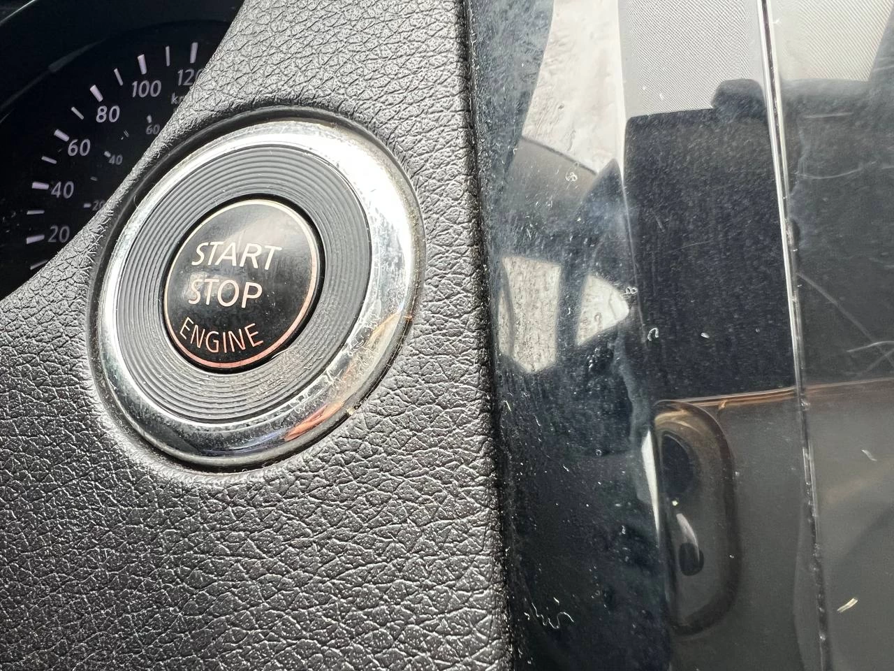 2015 Nissan Rogue SV**AWD**SAAQ CERTIFIEE**Un Proprietaire**TOIT OUVRANT PANORAMIQUE**CAMERA DE RECULE**SIEGES CHAUFFNATS**Mags** Image principale