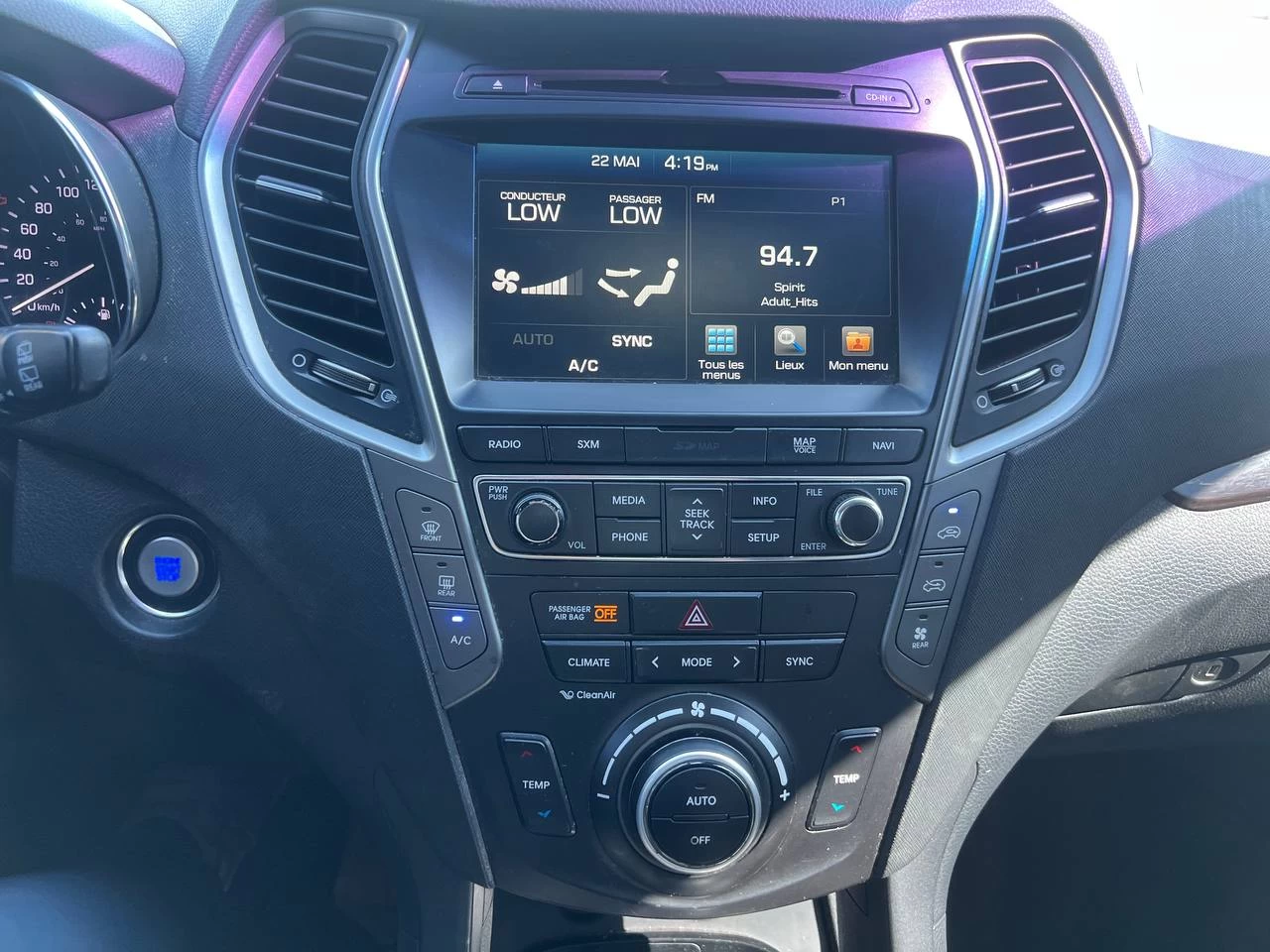 2017 Hyundai Santa Fe XL Limited XL**7 PASSAGERS**JAMAIS ACCIDENTEE**SAAQ CERTIFIEE**AWD**TOIT PANORAMIQUE**CAMERA DE RECUL**VOLANT CHAUFFANT**SIEGES CHAUFFANTS** Image principale