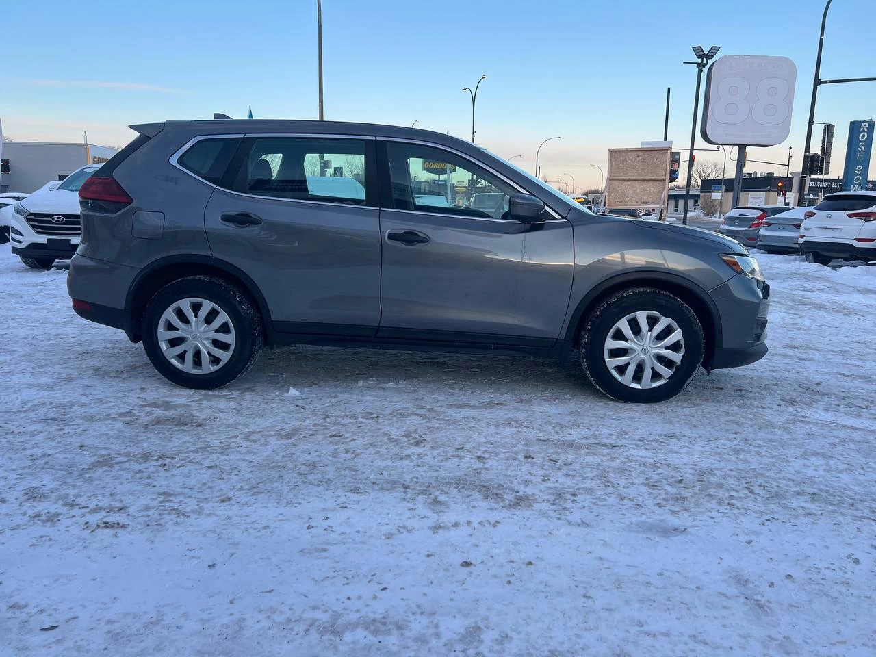 2018 Nissan Rogue S**CAMERA DE RECUL**SIEGES CHAUFFANTS**Alerte d’angle mort** Image principale