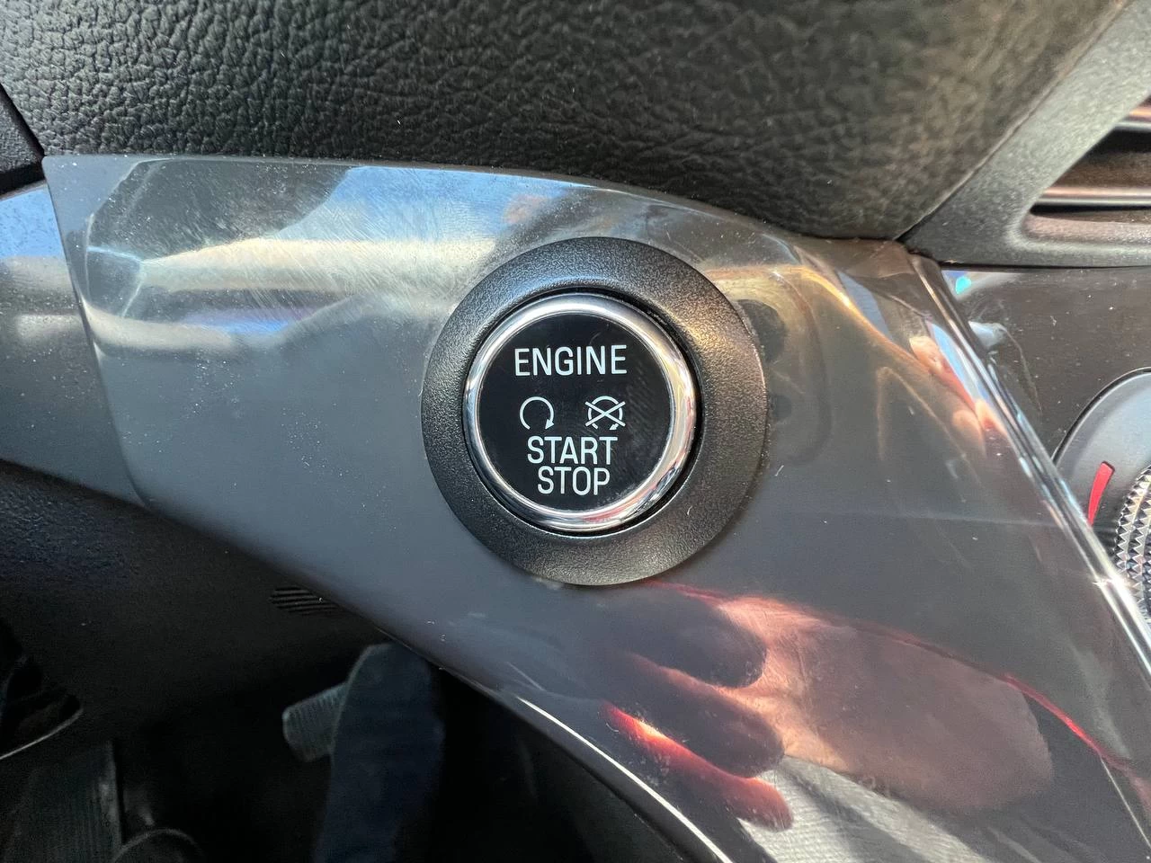 2015 Ford Escape Titanium**AWD** Jamais accidente**Toit Ouvrant**CamÉra de Recul**SIEGES EN CUIR**Navigation**SIEGES CHAUFFANTS**dÉmarrage À distance**MAGS** Image principale