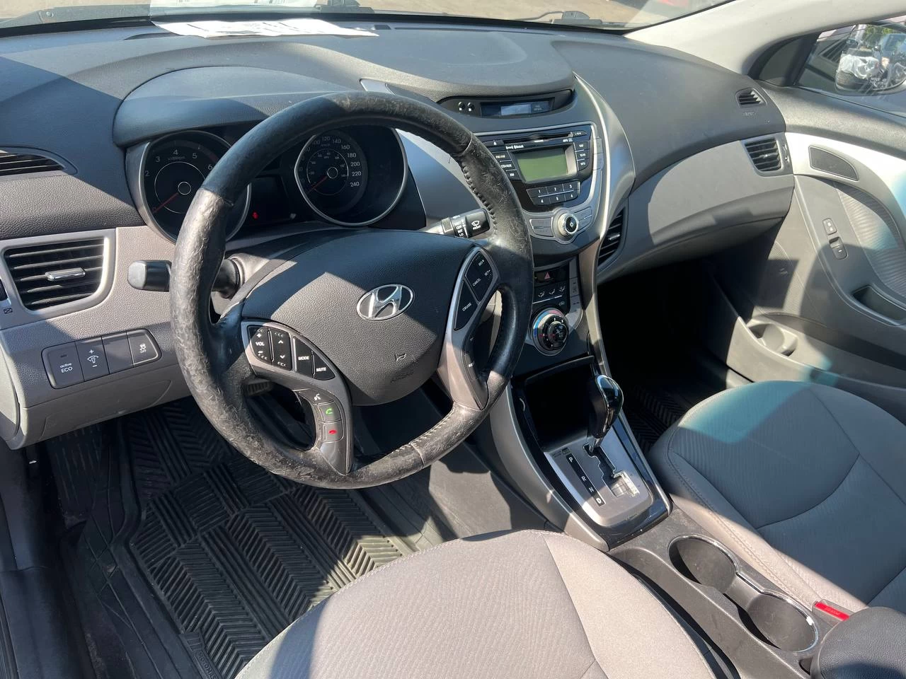 2013 Hyundai Elantra GLS**Toit Ouvrant**SIEGES CHAUFFANTS**SIEGES CHAUFFANTS ARRIERE**MAGS** Image principale