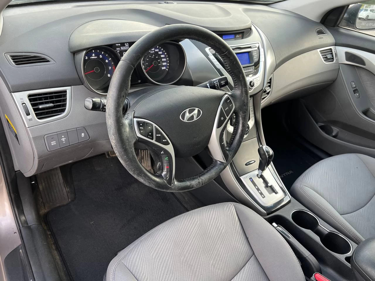 2012 Hyundai Elantra GLS**Toit Ouvrant**SIEGES CHAUFFANTS**SIEGES CHAUFFANTS ARRIERE**MAGS** Image principale