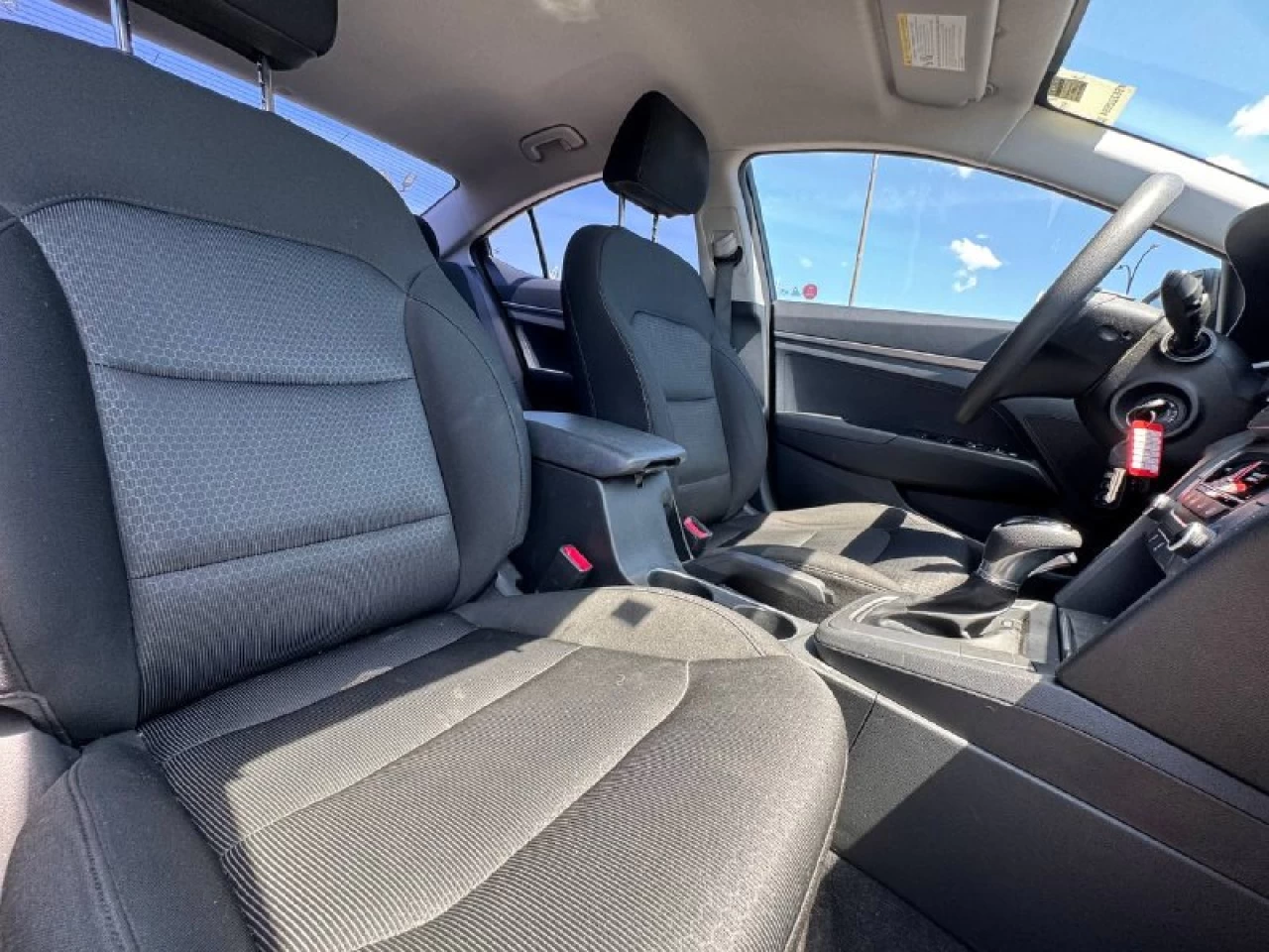 2017 Hyundai Elantra LE FWD **SIÈGES CHAUFFANTS**BLUETOOTH**CLIMATISEUR** Financement 1Ère, 2e et 3e chance !! 100% ApprouvÉ Main Image