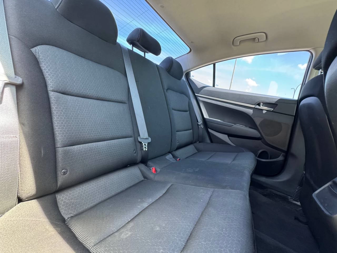 2017 Hyundai Elantra LE FWD **SIÈGES CHAUFFANTS**BLUETOOTH**CLIMATISEUR** Financement 1Ère, 2e et 3e chance !! 100% ApprouvÉ Main Image