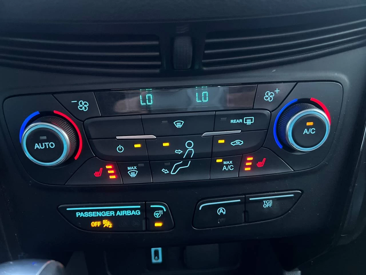 2017 Ford Escape Titanium**AWD**JAMAIS ACCIDENTEE**SAAQ CERTIFIEE**Toit Ouvrant Panoramique**ANGLE MORT**CamÉra de Recul**SIEGES EN CUIR**Navigation**SIEGES CHAUFFANTS**VOLANT CHAUFFANT**dÉmarrage À distance**MAGS** Image principale