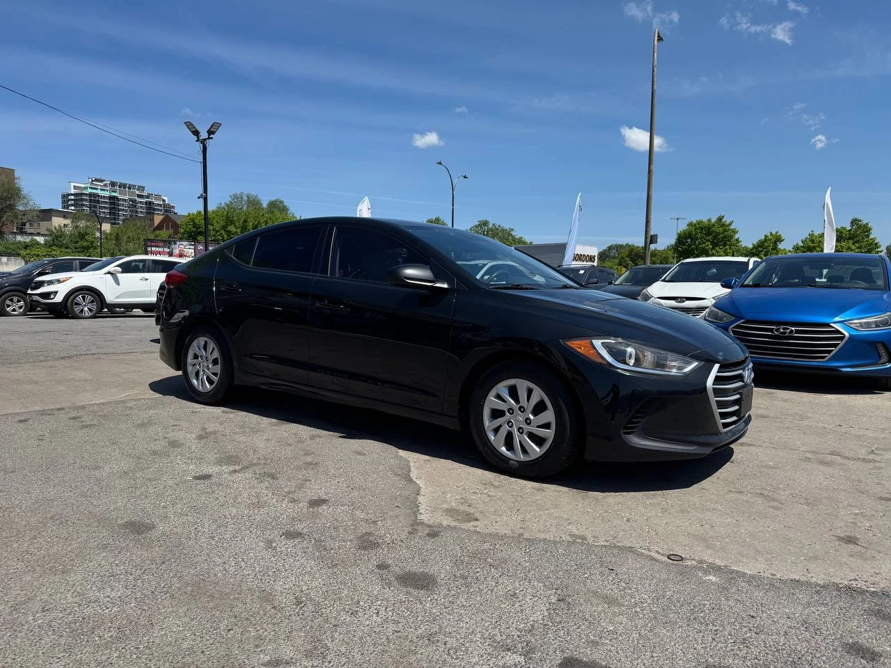 2017 Hyundai Elantra LE FWD **SIÈGES CHAUFFANTS**BLUETOOTH**CLIMATISEUR** Financement 1Ère, 2e et 3e chance !! 100% ApprouvÉ Main Image