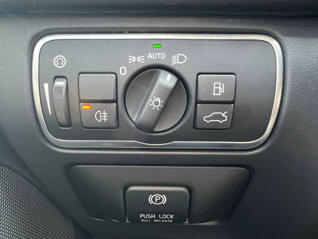 2014 Volvo XC60 3.2**AWD**Toit Ouvrant Panaromique**SIEGES EN CUIR**SIEGES CHAUFFANTS**SIEGES CHAUFFANTS ARRIERE**VOLANT CHAUFFANTS**MAGS** Main Image
