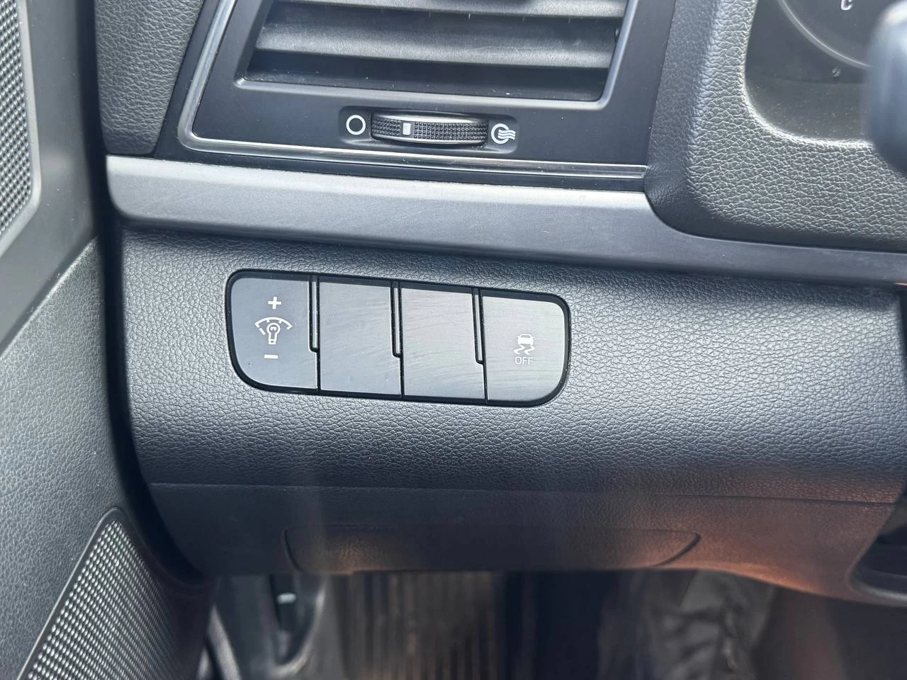 2017 Hyundai Elantra LE**SAAQ CERTIFIEE**SIEGES CHAUFFNATS**MODE ECHO** Main Image