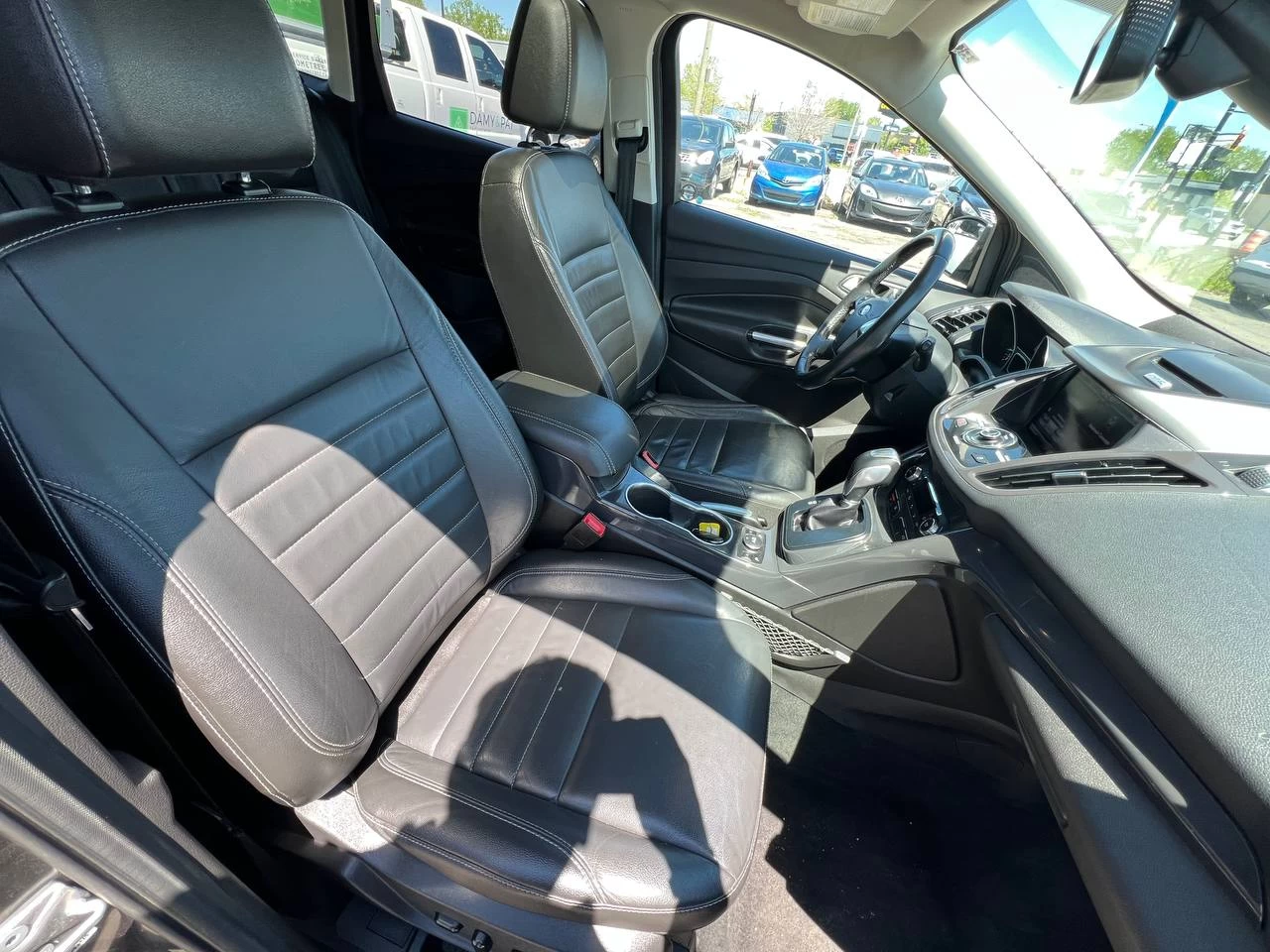 2015 Ford Escape Titanium**AWD** Jamais accidente**Toit Ouvrant**CamÉra de Recul**SIEGES EN CUIR**Navigation**SIEGES CHAUFFANTS**dÉmarrage À distance**MAGS** Image principale
