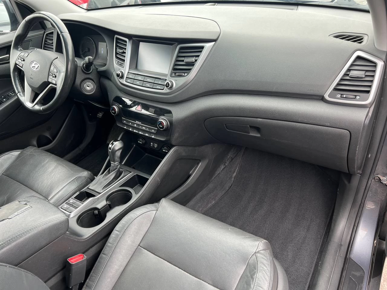 2018 Hyundai Tucson SE**SAAQ CERTIFIEE**CAR PLAY**Toit Ouvrant Panoramique**ANGLE MORT**CamÉra de Recul**SIEGES EN CUIR**SIÈGES CHAUFFANTS AVANT et ARRIERE**VOLANT CHAUFFANT**MAGS** Image principale