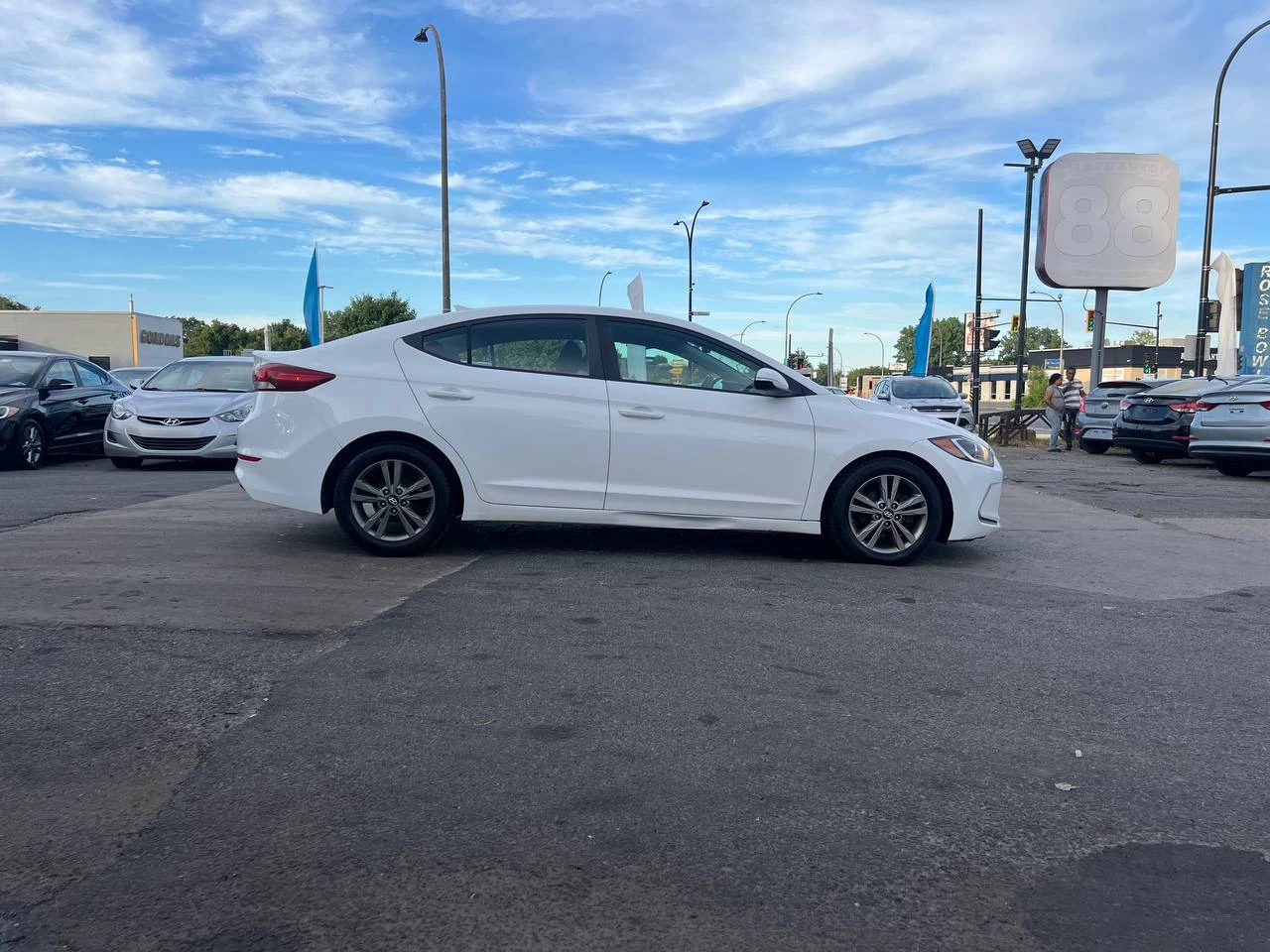 2017 Hyundai Elantra GL**SAAQ CERTIFIEE**CAR PLAY**SIEGES CHAUFFANTS**VOLANT CHAUFFANTS**CAMERA DE RECULE**MAGS**ANGLE MORT** Image principale