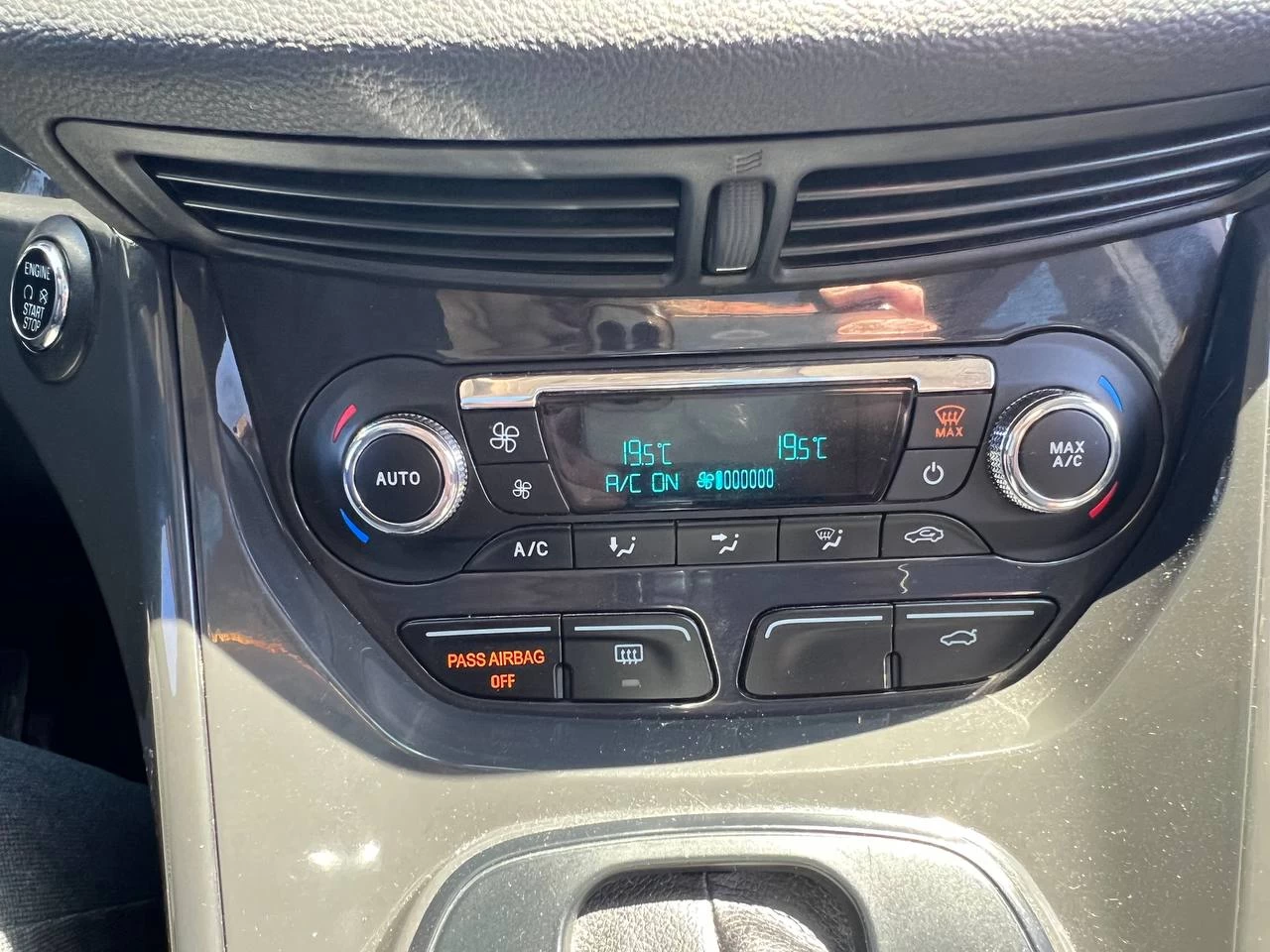 2015 Ford Escape Titanium**AWD** Jamais accidente**Toit Ouvrant**CamÉra de Recul**SIEGES EN CUIR**Navigation**SIEGES CHAUFFANTS**dÉmarrage À distance**MAGS** Image principale