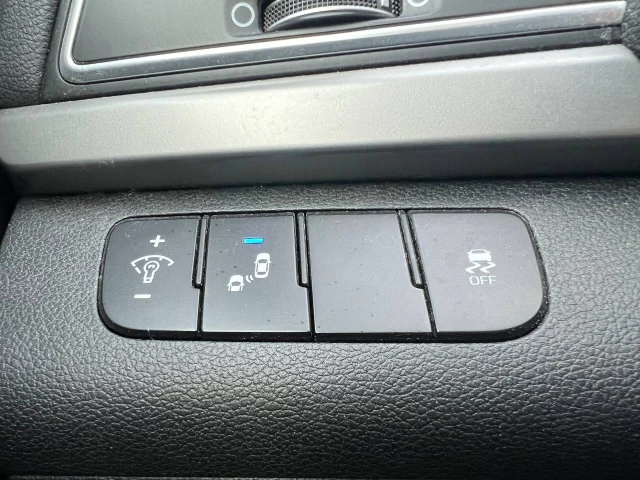 Hyundai Elantra GL**SAAQ CERTIFIEE**CAR PLAY**SIEGES CHAUFFANTS**VOLANT CHAUFFANTS**CAMERA DE RECULE**MAGS**ANGLE MORT** 2017