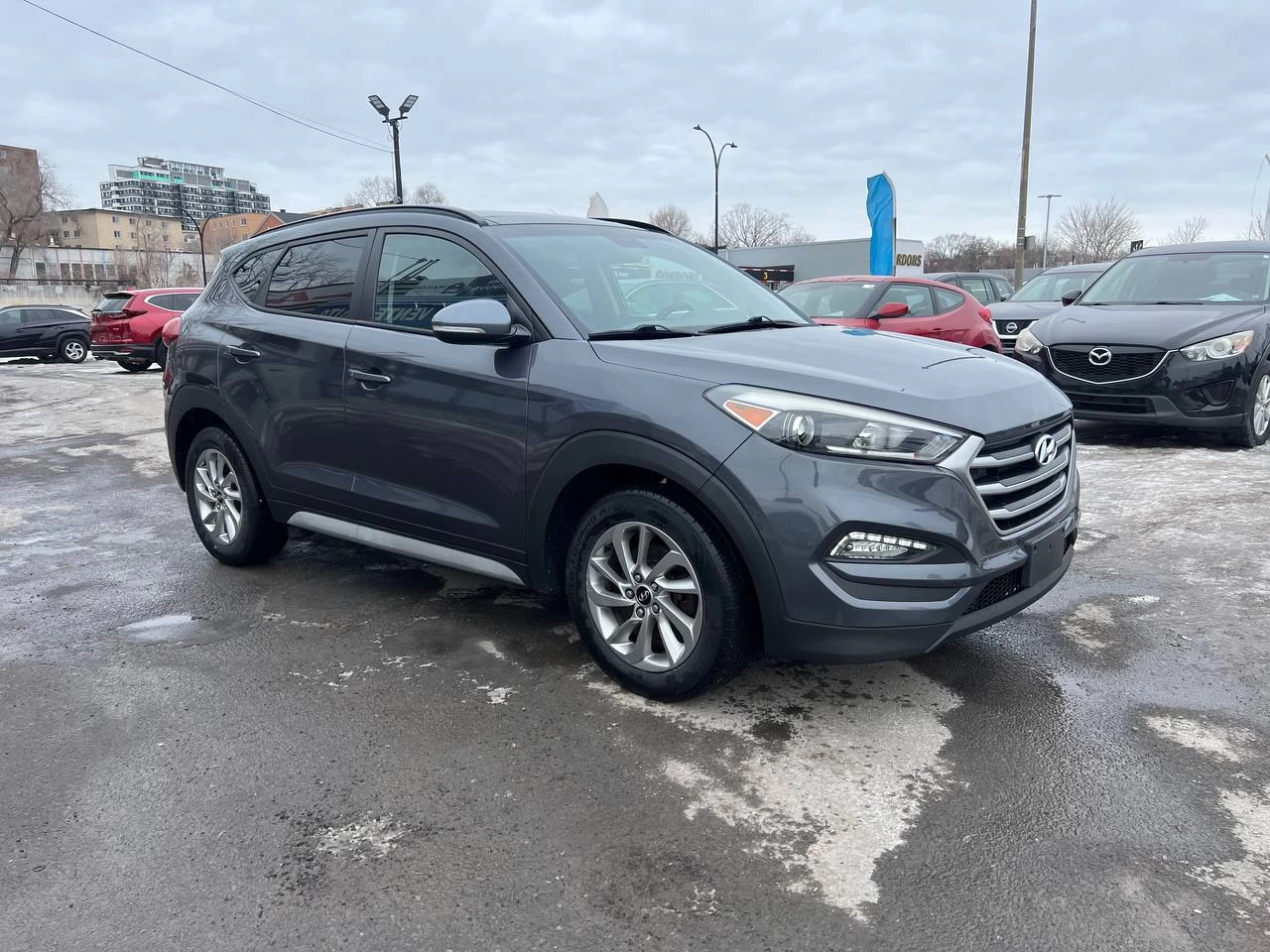 2018 Hyundai Tucson SE**SAAQ CERTIFIEE**CAR PLAY**Toit Ouvrant Panoramique**ANGLE MORT**CamÉra de Recul**SIEGES EN CUIR**SIÈGES CHAUFFANTS AVANT et ARRIERE**VOLANT CHAUFFANT**MAGS** Image principale