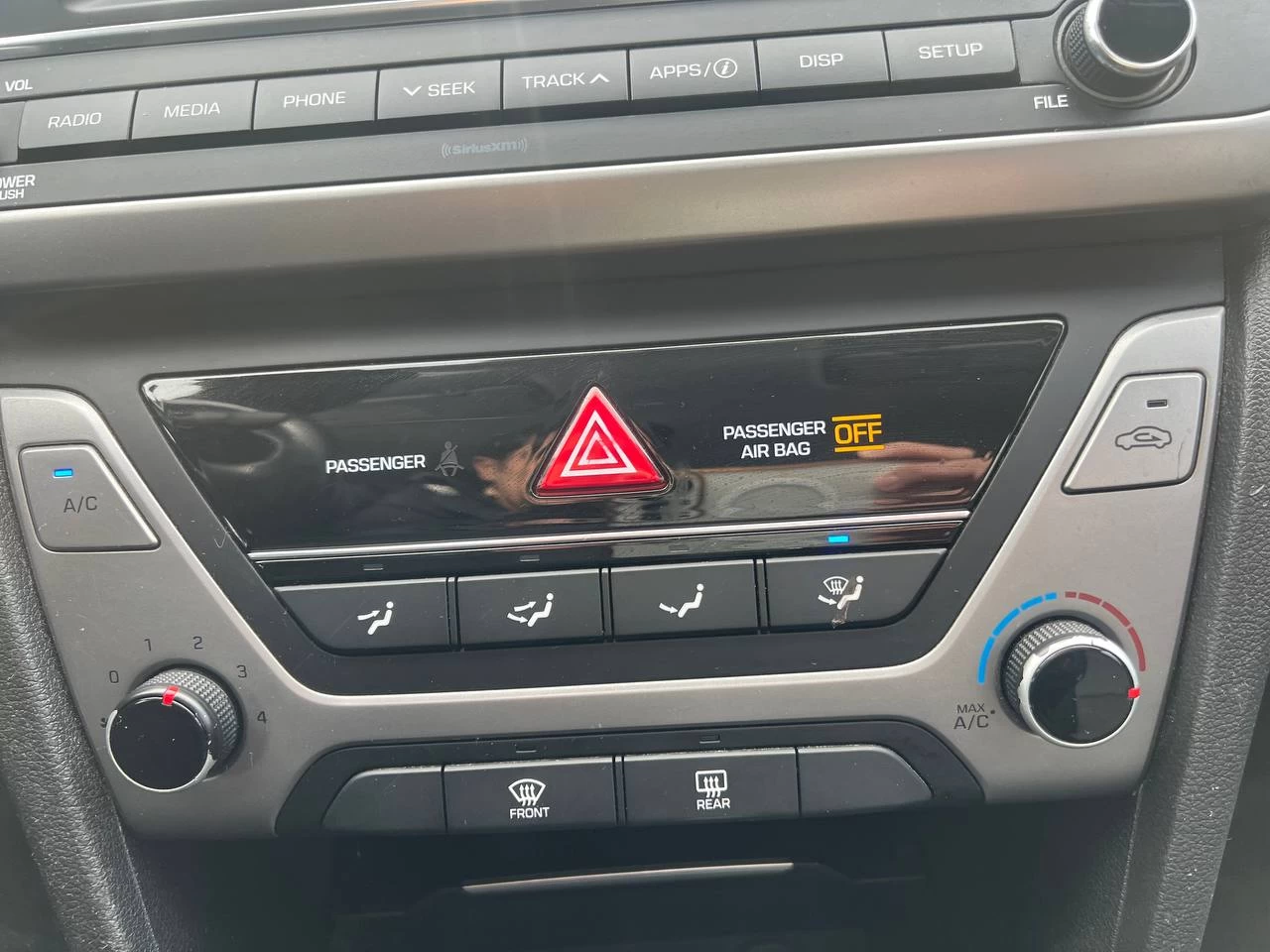 2017 Hyundai Elantra GL**CAR PLAY**CAMERA DE RECULE**SIEGES CHAUFFANTS**VOLANT CHAUFFANTS**ANGLE MORT**MAGS** Image principale