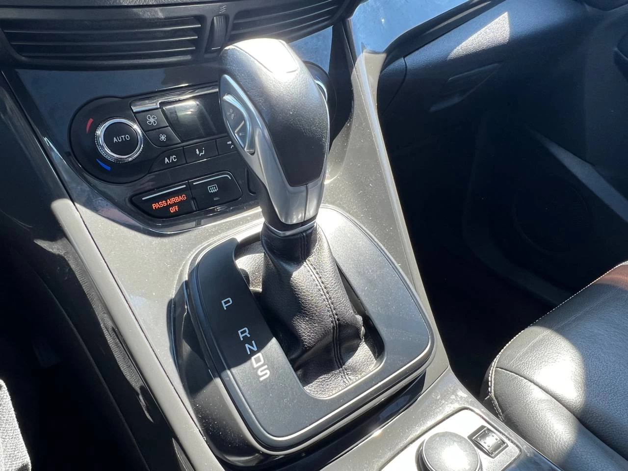 2015 Ford Escape Titanium**AWD** Jamais accidente**Toit Ouvrant**CamÉra de Recul**SIEGES EN CUIR**Navigation**SIEGES CHAUFFANTS**dÉmarrage À distance**MAGS** Image principale