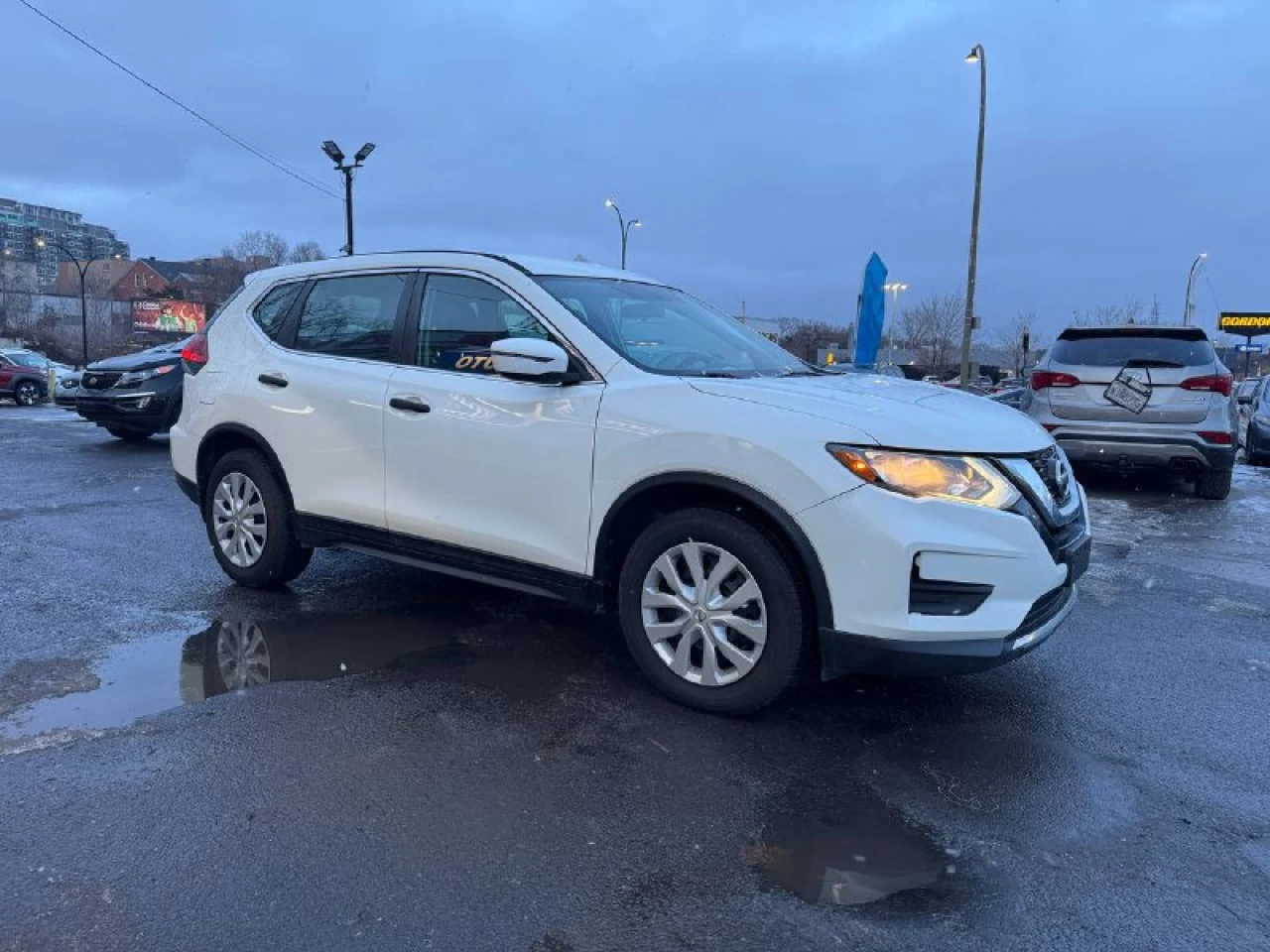 2017 Nissan Rogue SV**Jamais Accidente**CAMERA DE RECULE**SIEGES CHAUFFNATS** Main Image