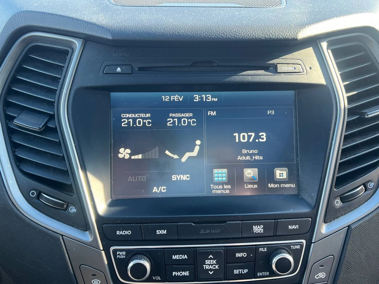 2017 Hyundai Santa Fe Sport Limited**AWD**TOIT OUVRANT PANORAMIQUE**SIEGE EN CUIR**CAMERA DE RECUL**SIEGES CHAUFFNATS AVANT ET ARRIERE**Siege Ventile**Volant Chauffant**Alerte d'angle Mort**MAGS** Image principale