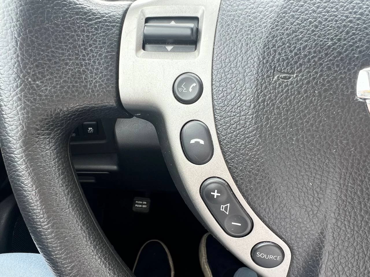 2011 Nissan Rogue SV**AWD**CAMERA DE RECULE**SIEGES CHAUFFNATS**MAGS** Main Image