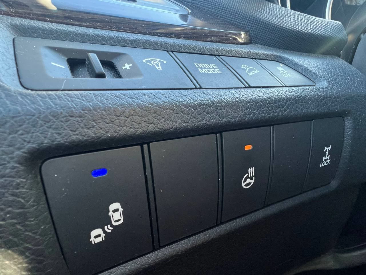 2017 Hyundai Santa Fe Sport Limited**AWD**TOIT OUVRANT PANORAMIQUE**SIEGE EN CUIR**CAMERA DE RECUL**SIEGES CHAUFFNATS AVANT ET ARRIERE**Siege Ventile**Volant Chauffant**Alerte d'angle Mort**MAGS** Image principale