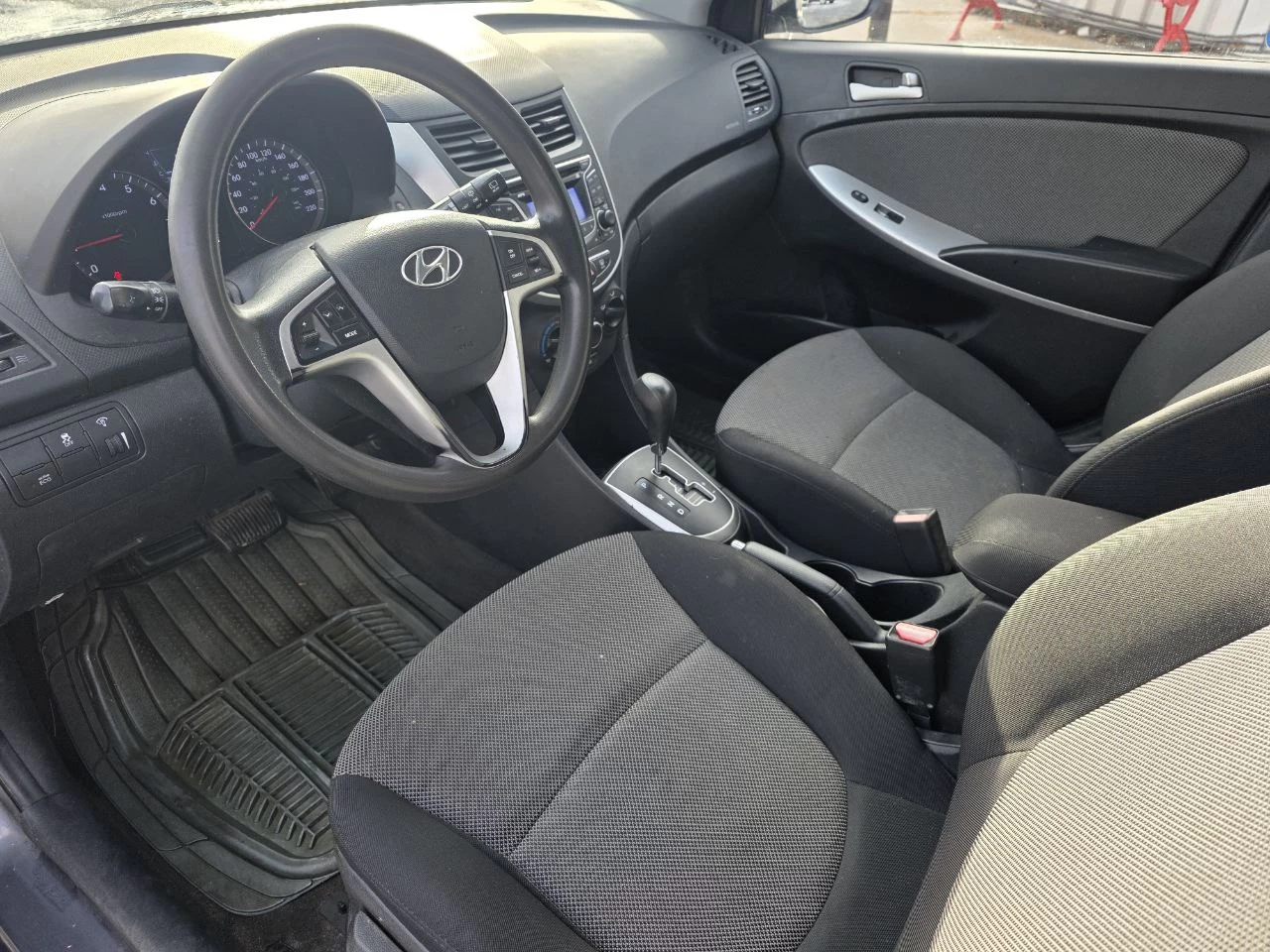 2012 Hyundai Accent GL Image principale