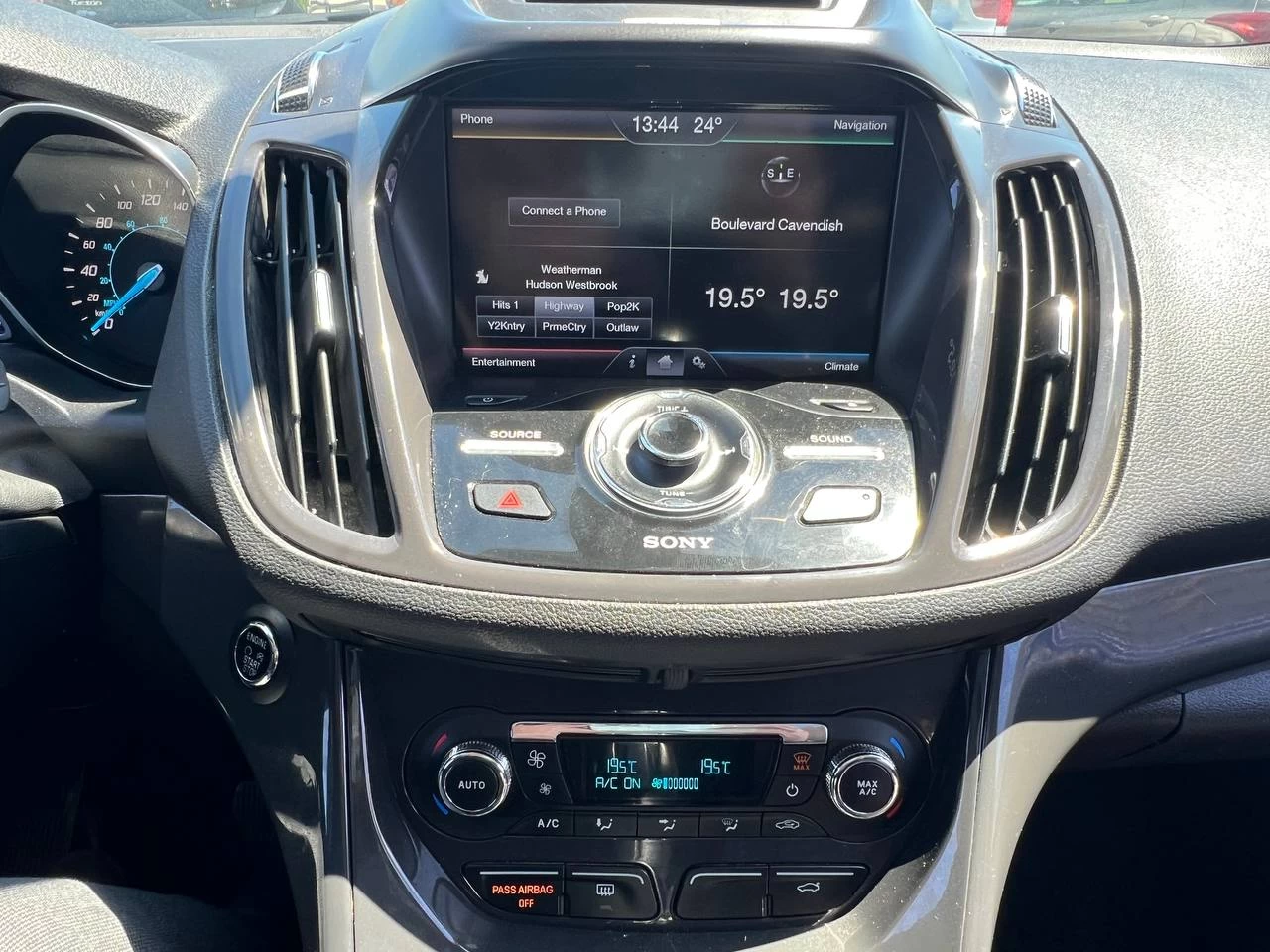 2015 Ford Escape Titanium**AWD** Jamais accidente**Toit Ouvrant**CamÉra de Recul**SIEGES EN CUIR**Navigation**SIEGES CHAUFFANTS**dÉmarrage À distance**MAGS** Image principale