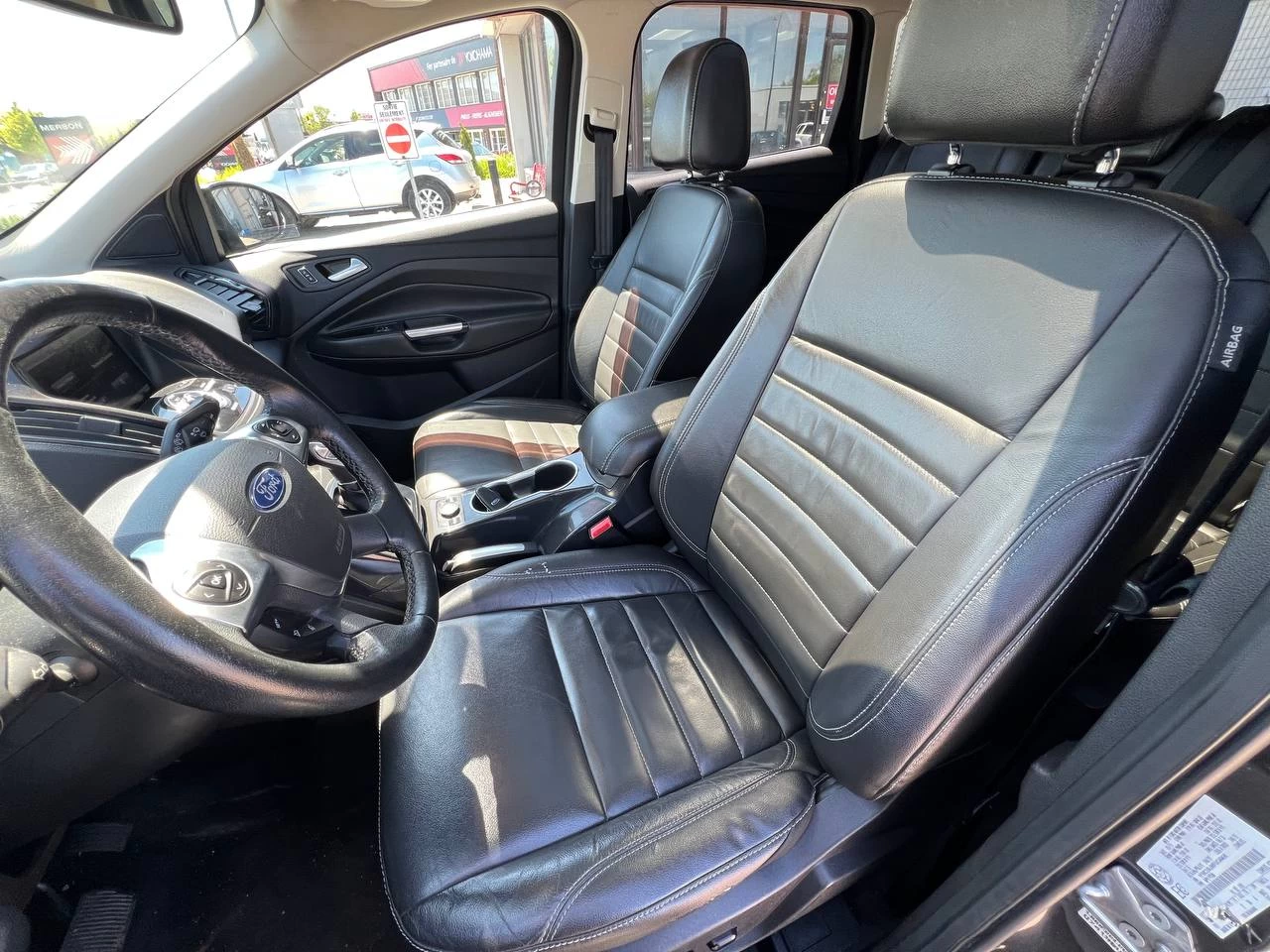 2015 Ford Escape Titanium**AWD** Jamais accidente**Toit Ouvrant**CamÉra de Recul**SIEGES EN CUIR**Navigation**SIEGES CHAUFFANTS**dÉmarrage À distance**MAGS** Image principale