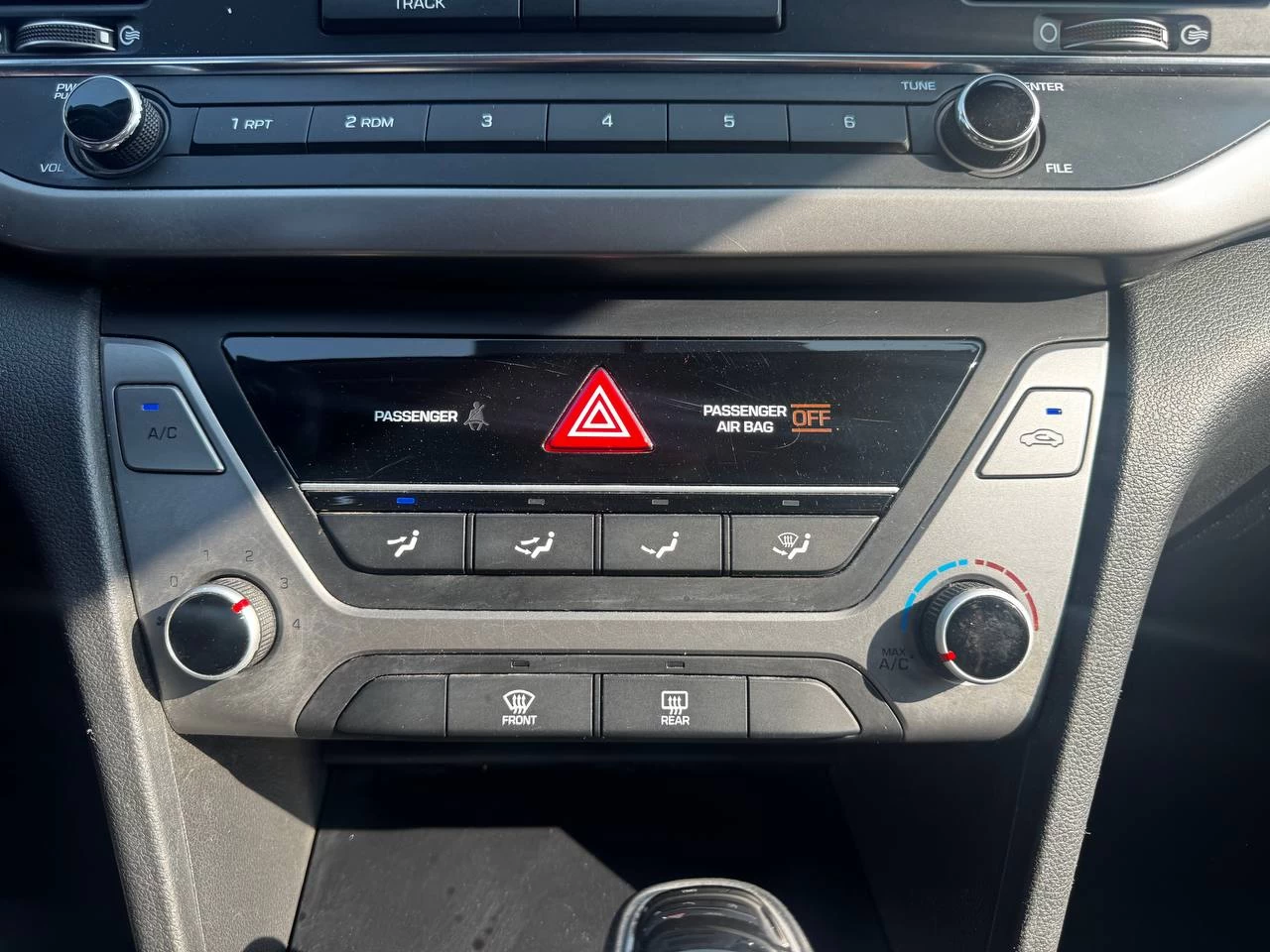 2017 Hyundai Elantra LE**SAAQ CERTIFIEE**SIEGES CHAUFFNATS**MODE ECHO** Main Image