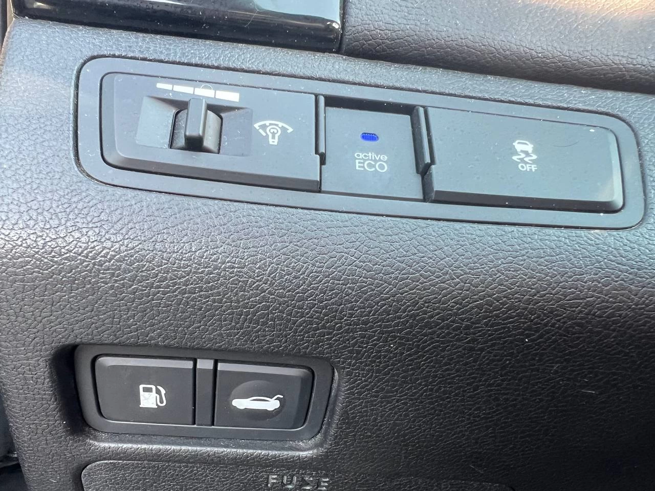 2012 Hyundai Sonata Limited**Jamais Accidente****TOIT OUVRANT PANORAMIQUE**SIEGE EN CUIR**SIEGES CHAUFFANTS**SIEGES CHAUFFANTS ARRIER**MAGS** Main Image