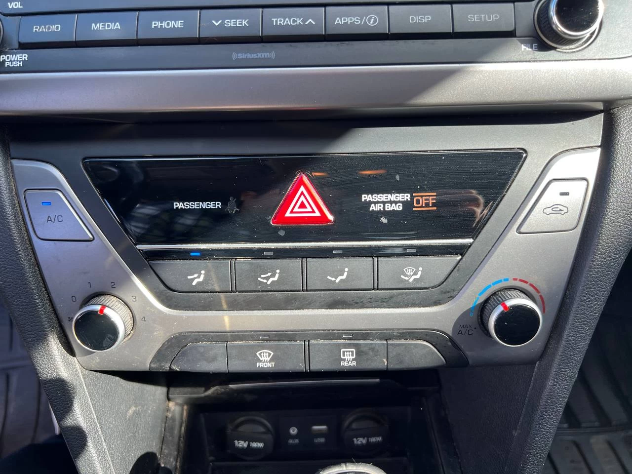 2017 Hyundai Elantra GL**SAAQ Certifie**CAR PLAY**CAMERA DE RECULE**SIEGES CHAUFFANTS**VOLANT CHAUFFANTS**ANGLE MORT**MAGS** Image principale