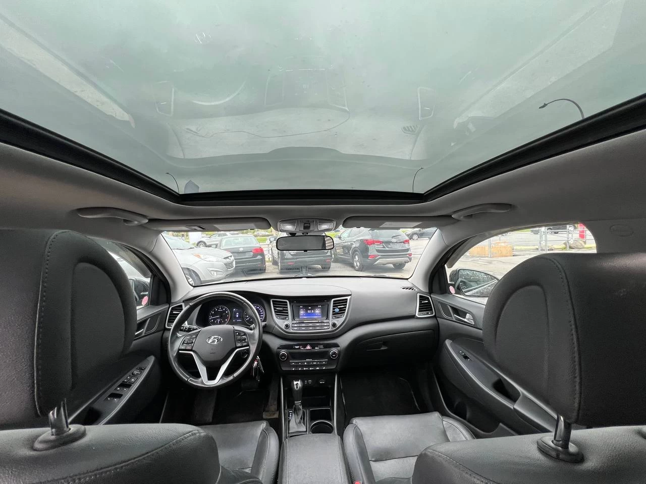 2017 Hyundai Tucson SE**Jamais Accidentee**SAAQ Certifie**TOIT OUVRANT PANORAMIQUE**SIEGE EN CUIR**CAMERA DE RECUL**SIEGES CHAUFFNATS AVANT ET ARRIERE**Volant Chauffant**Alerte d'angle Mort**MAGS** Image principale