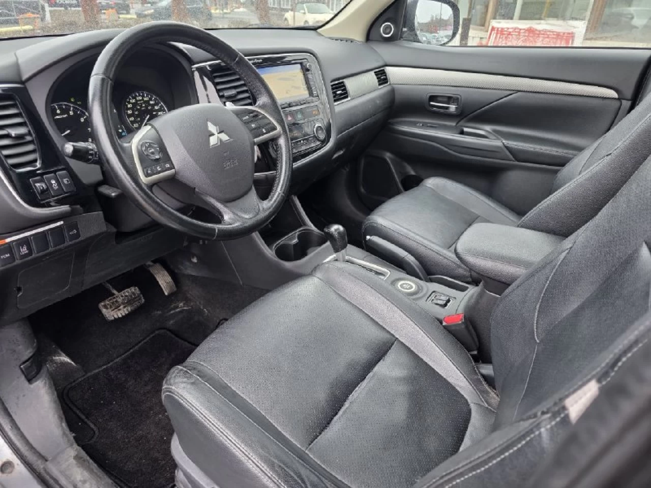 2015 Mitsubishi Outlander **GT**JAMAIS ACCIDENTEE**7 PASSAGERS**CUIR**NAVI**CAMERA DE RECUL**SIEGES CHAIFFANTS**MAGS** Image principale