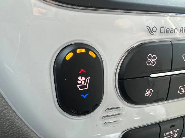 Kia Soul EV Luxury**Jamais Accidentee**NAVIGATION**CUIR**SIEGES CHAUFFANTS AVANT ET ARRIERE**SIEGES FROIDS**VOLANT CHAUFFANT**MAGS** 2016