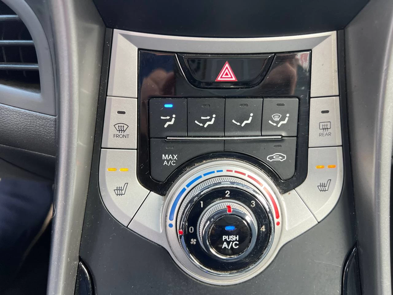 2012 Hyundai Elantra GLS**Toit Ouvrant**SIEGES CHAUFFANTS**SIEGES CHAUFFANTS ARRIERE**MAGS** Image principale