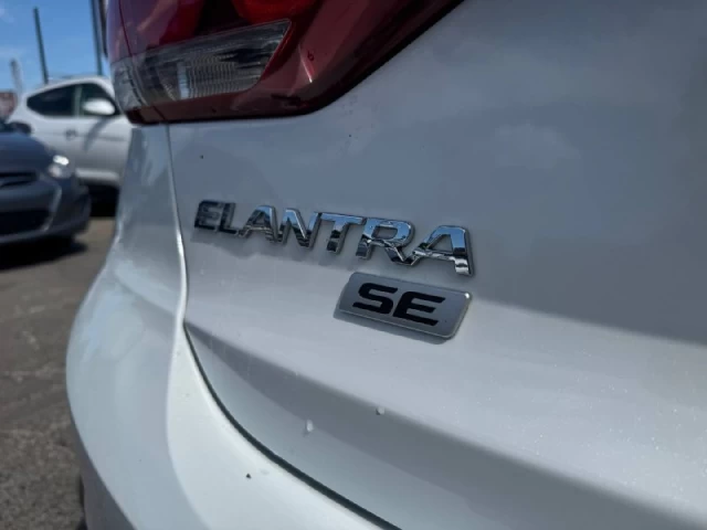 Hyundai Elantra LE **SIÈGES CHAUFFANTS**BLUETOOTH**SELECTEUR DE MODES DE CONDUITE**ÉCONOMIQUE** Financement 1ère, 2e et 3e chance !! 100% Approuvé 2017