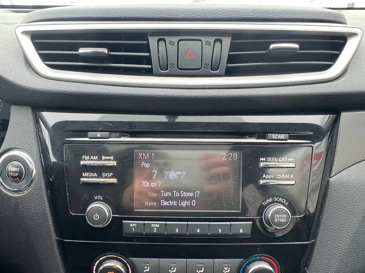 2016 Nissan Rogue SV**AWD**Jamais Accidente**Toit Ouvrant Panoramique**CAMERA DE RECULE**SIEGES CHAUFFNATS**MAGS**Un Proprietaire** Main Image