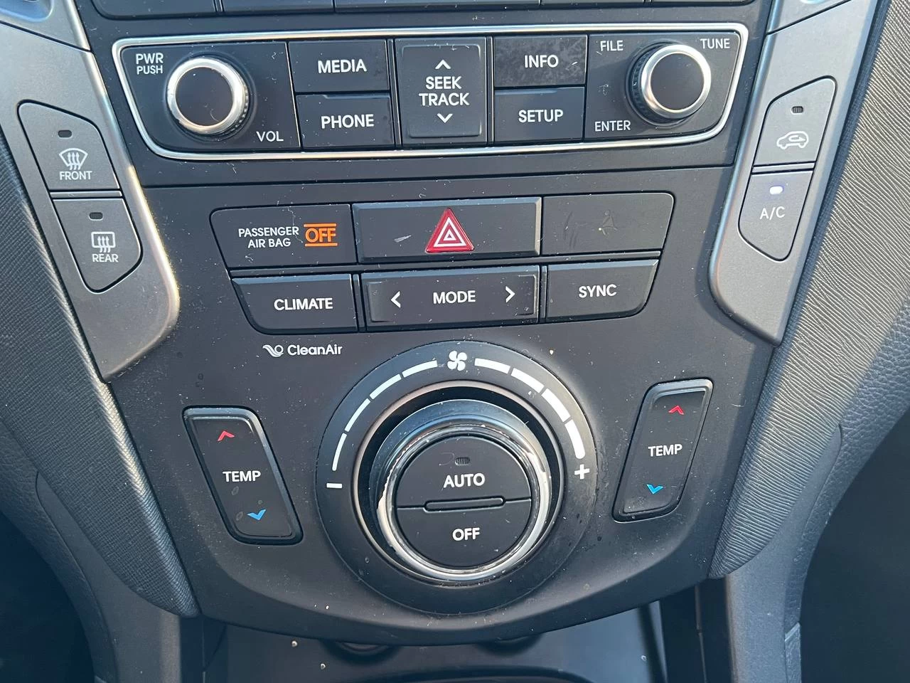 2017 Hyundai Santa Fe Sport Limited**AWD**TOIT OUVRANT PANORAMIQUE**SIEGE EN CUIR**CAMERA DE RECUL**SIEGES CHAUFFNATS AVANT ET ARRIERE**Siege Ventile**Volant Chauffant**Alerte d'angle Mort**MAGS** Image principale