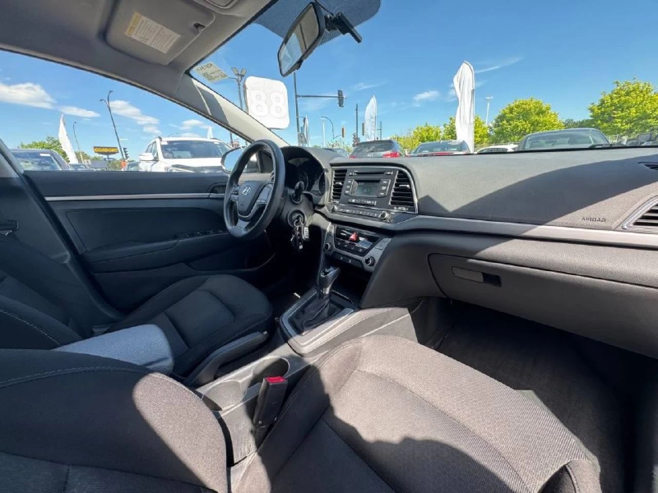 2017 Hyundai Elantra LE **SIÈGES CHAUFFANTS**BLUETOOTH**SELECTEUR DE MODES DE CONDUITE**ÉCONOMIQUE** Financement 1Ère, 2e et 3e chance !! 100% ApprouvÉ Image principale