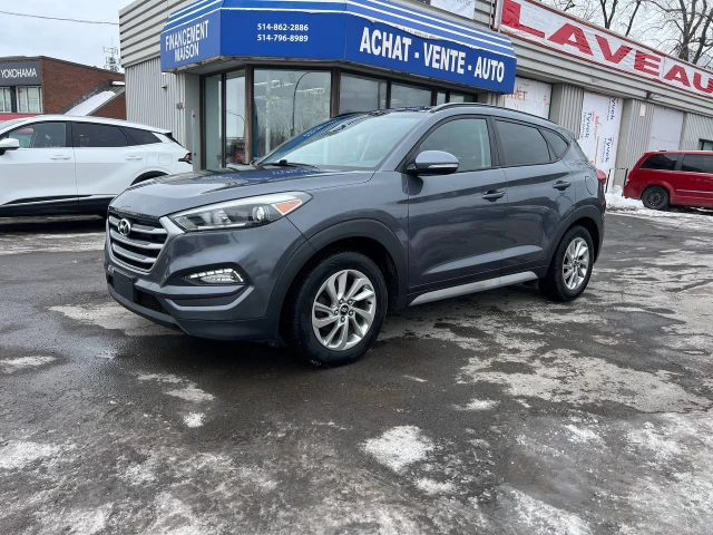 Hyundai Tucson SE**SAAQ CERTIFIEE**CAR PLAY**Toit Ouvrant Panoramique**ANGLE MORT**Caméra de Recul**SIEGES EN CUIR**SIÈGES CHAUFFANTS AVANT et ARRIERE**VOLANT CHAUFFANT**MAGS** 2018