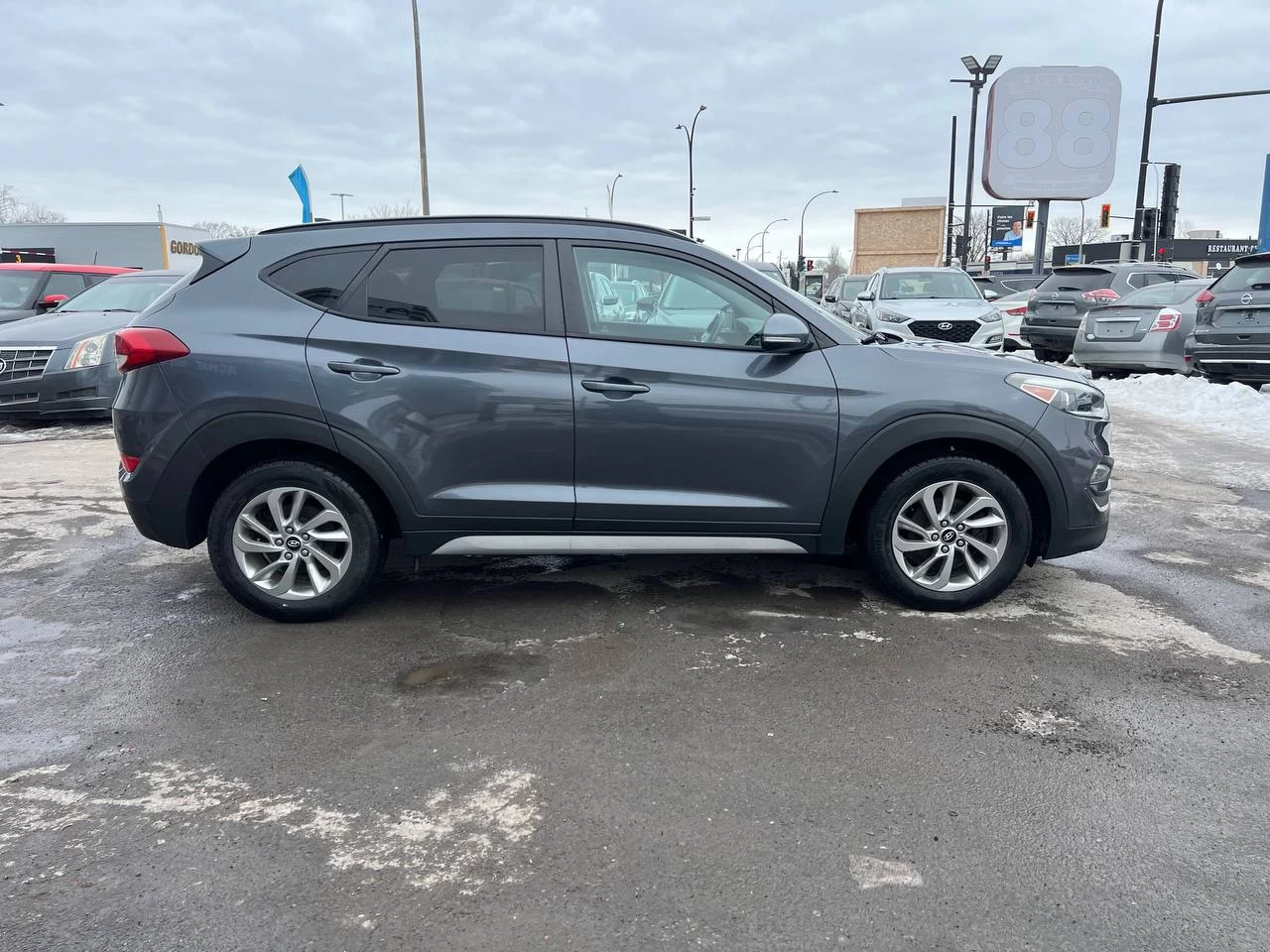 2018 Hyundai Tucson SE**SAAQ CERTIFIEE**CAR PLAY**Toit Ouvrant Panoramique**ANGLE MORT**CamÉra de Recul**SIEGES EN CUIR**SIÈGES CHAUFFANTS AVANT et ARRIERE**VOLANT CHAUFFANT**MAGS** Image principale
