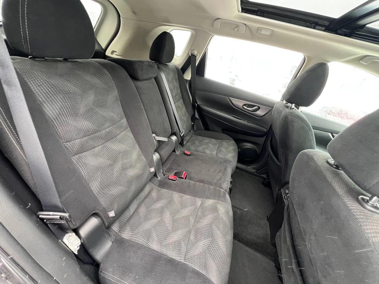 2016 Nissan Rogue SV**AWD**Jamais Accidente**Toit Ouvrant Panoramique**CAMERA DE RECULE**SIEGES CHAUFFNATS**MAGS**Un Proprietaire** Main Image