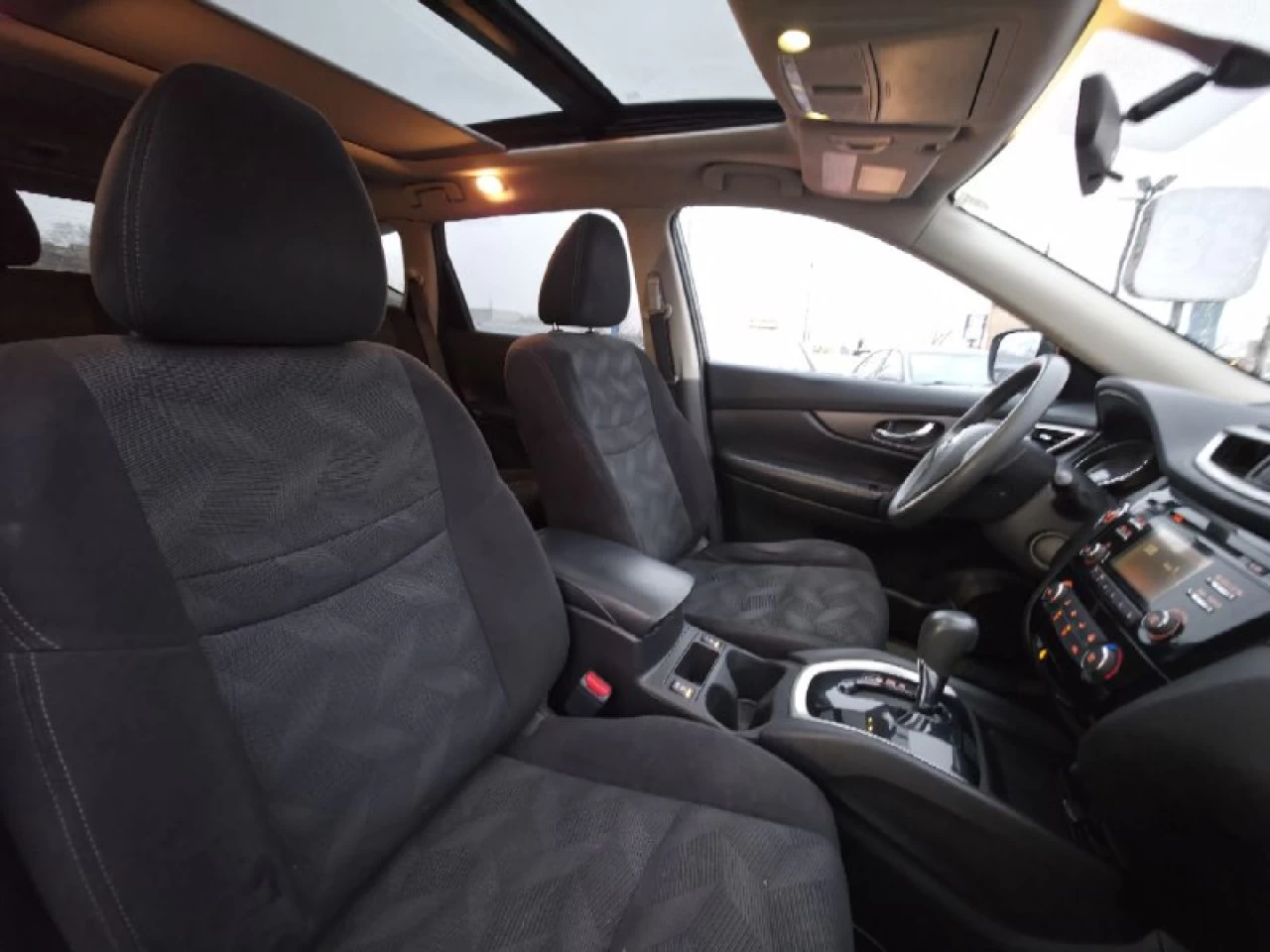 2015 Nissan Rogue **SV**TOIT PANORAMIQUE**CAMERA DE RECUL**SIEGES CHAUFFANTS**MAGS** Image principale